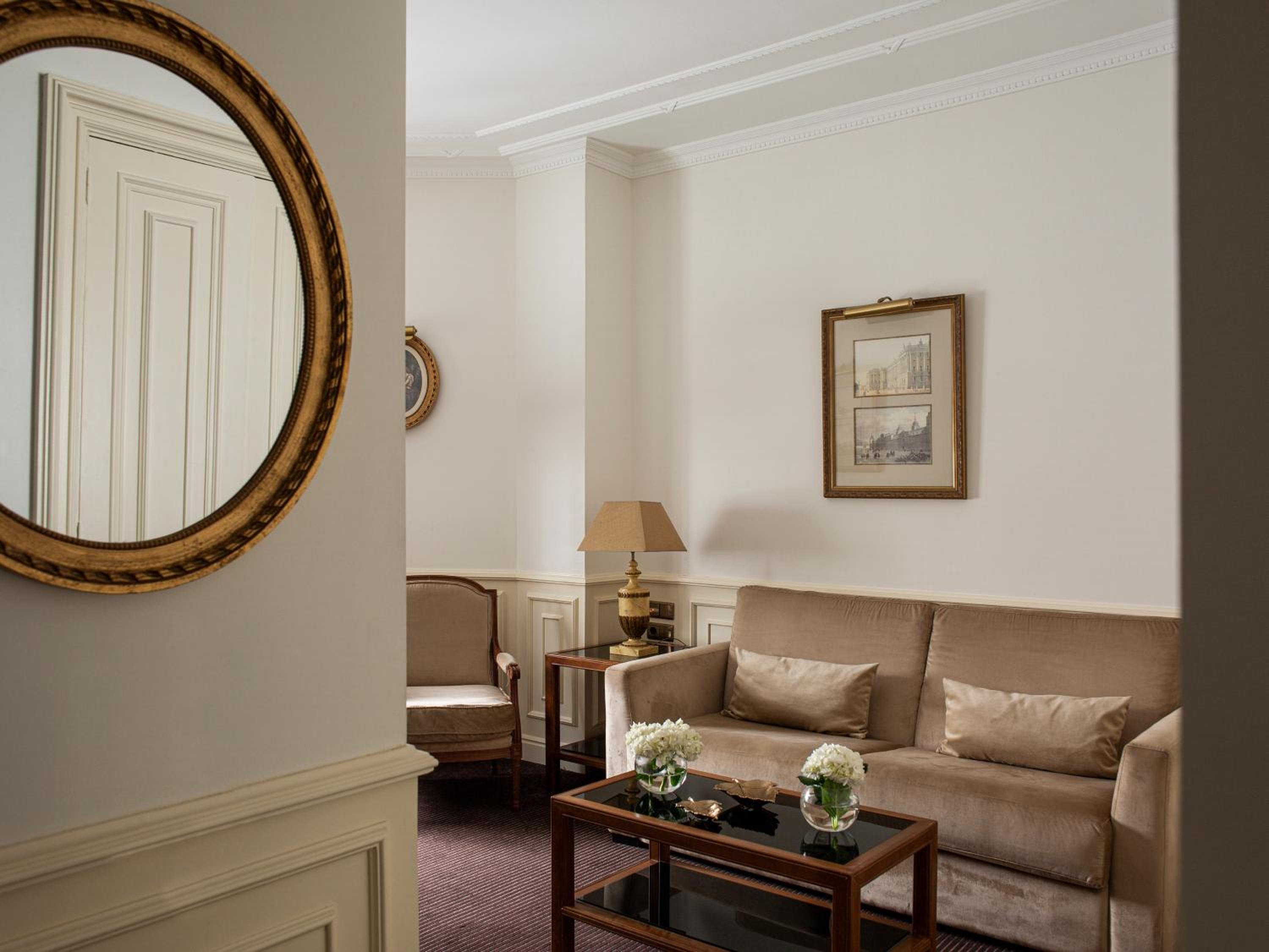 Deluxe Junior Suite Red Level
