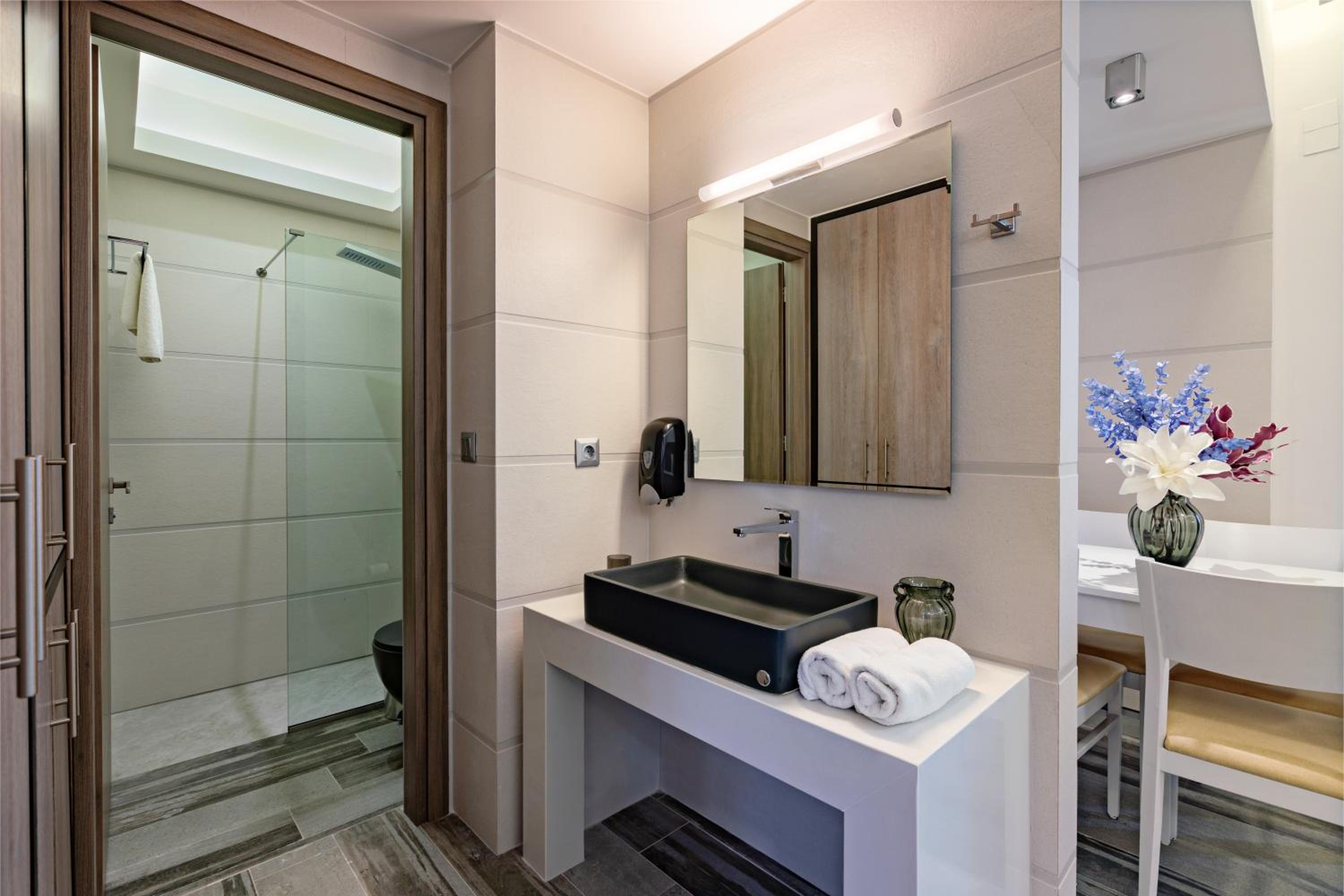 Deluxe One-Bedroom Apartment with Jetted Tub thumbnail 6
