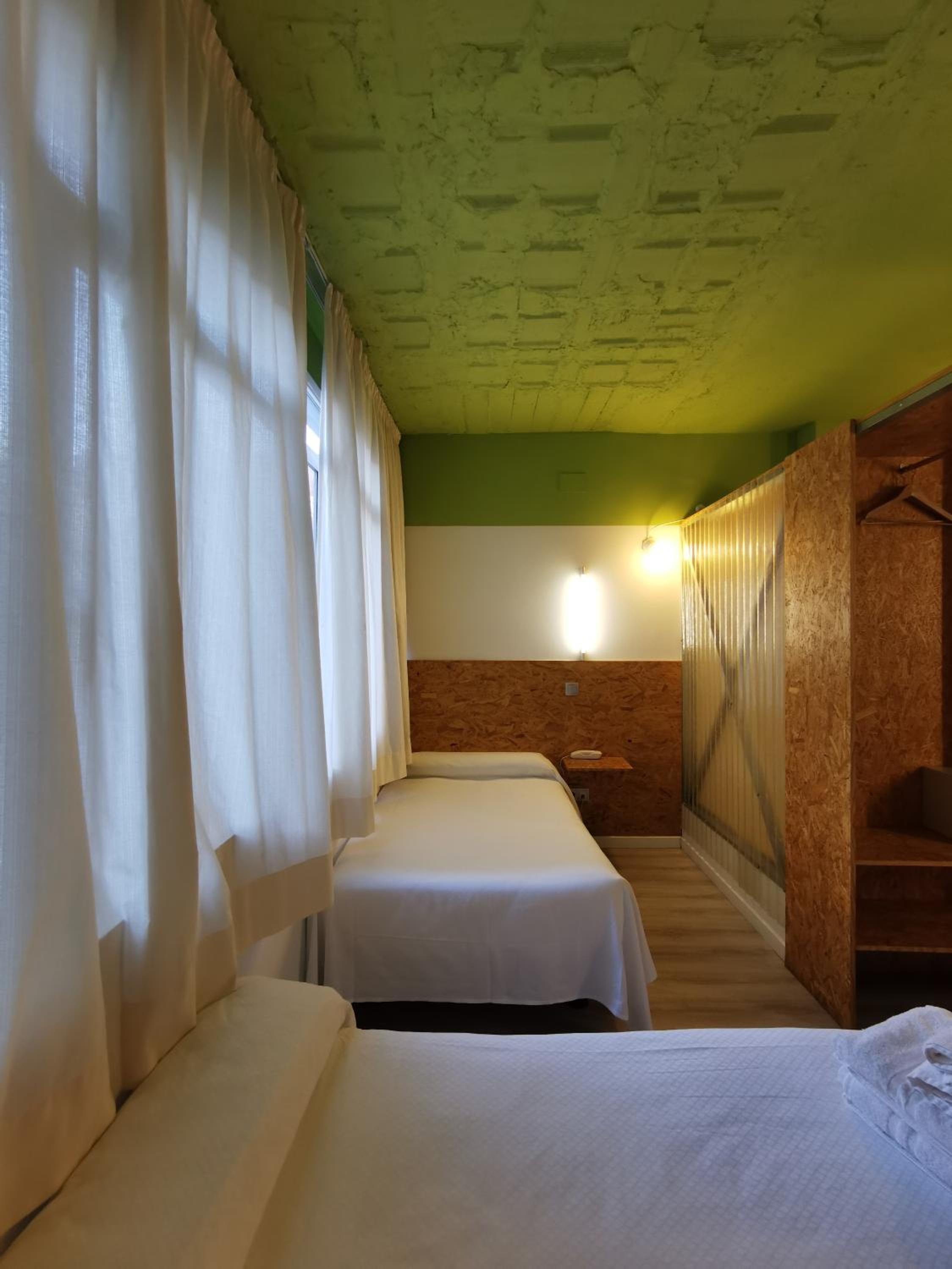 Twin Room with Private Bathroom photo 3