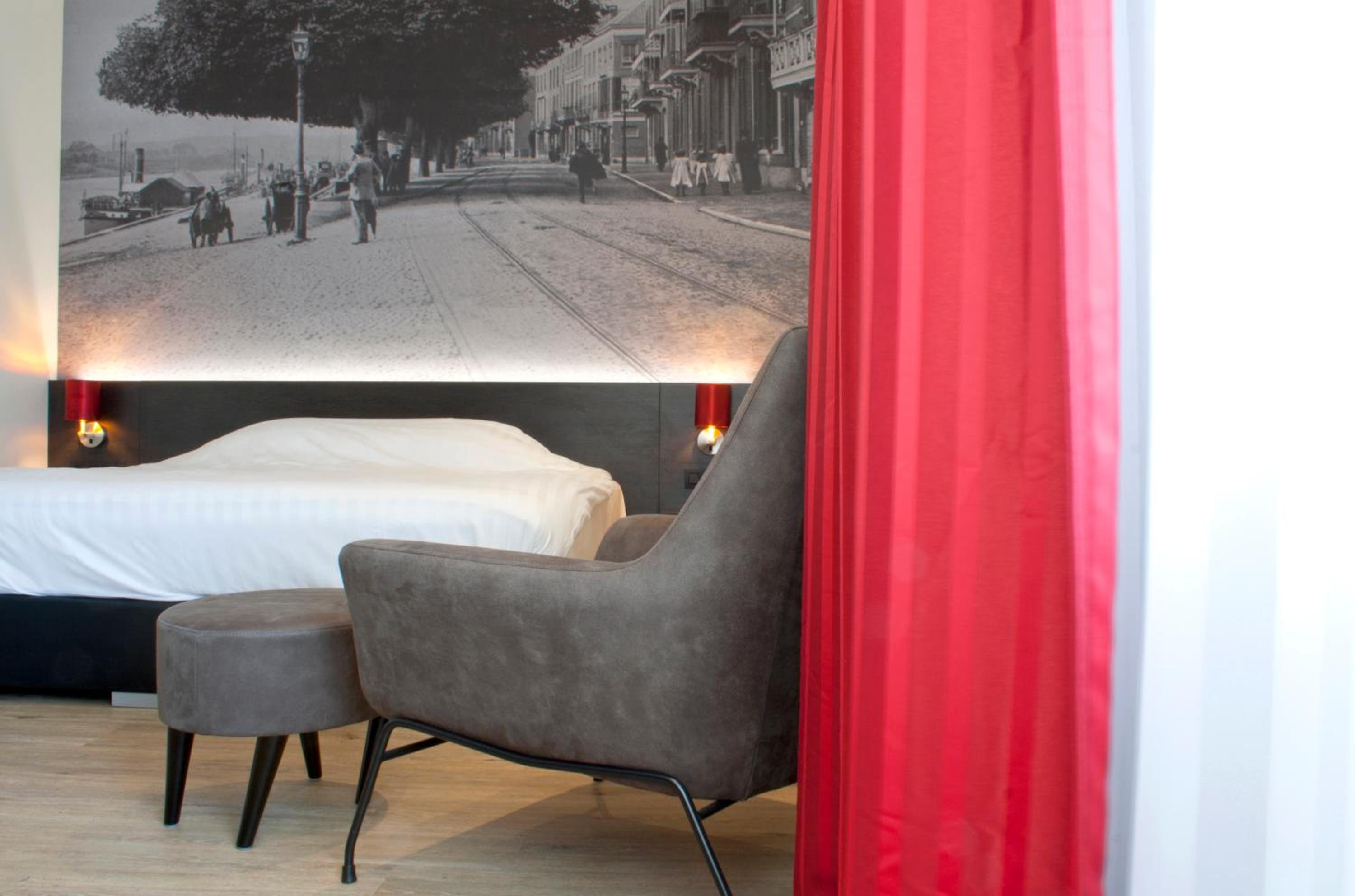 Deluxe King Room photo 2