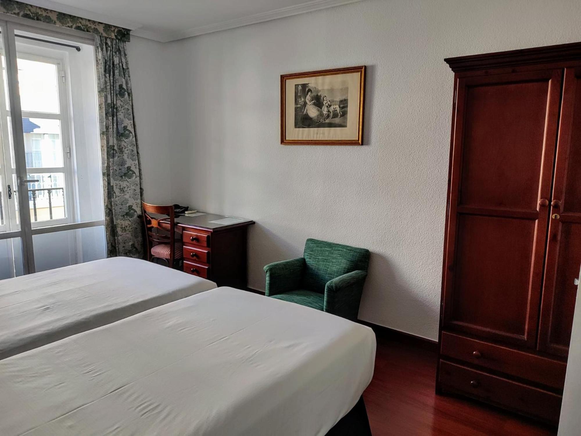 Double or Twin Room - Photo 5