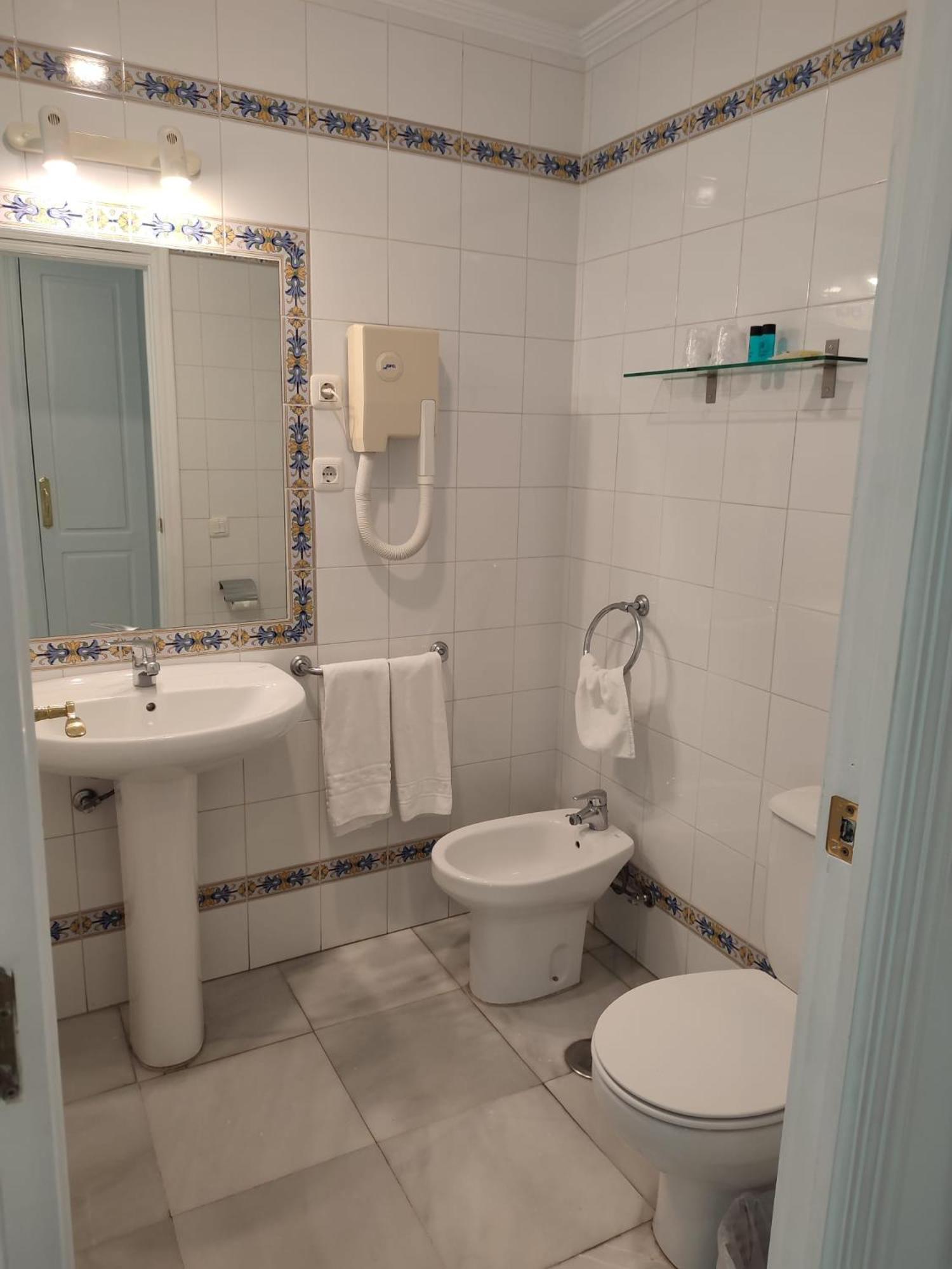 Double or Twin Room - Photo 6