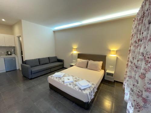 Superior Family Room photo 1