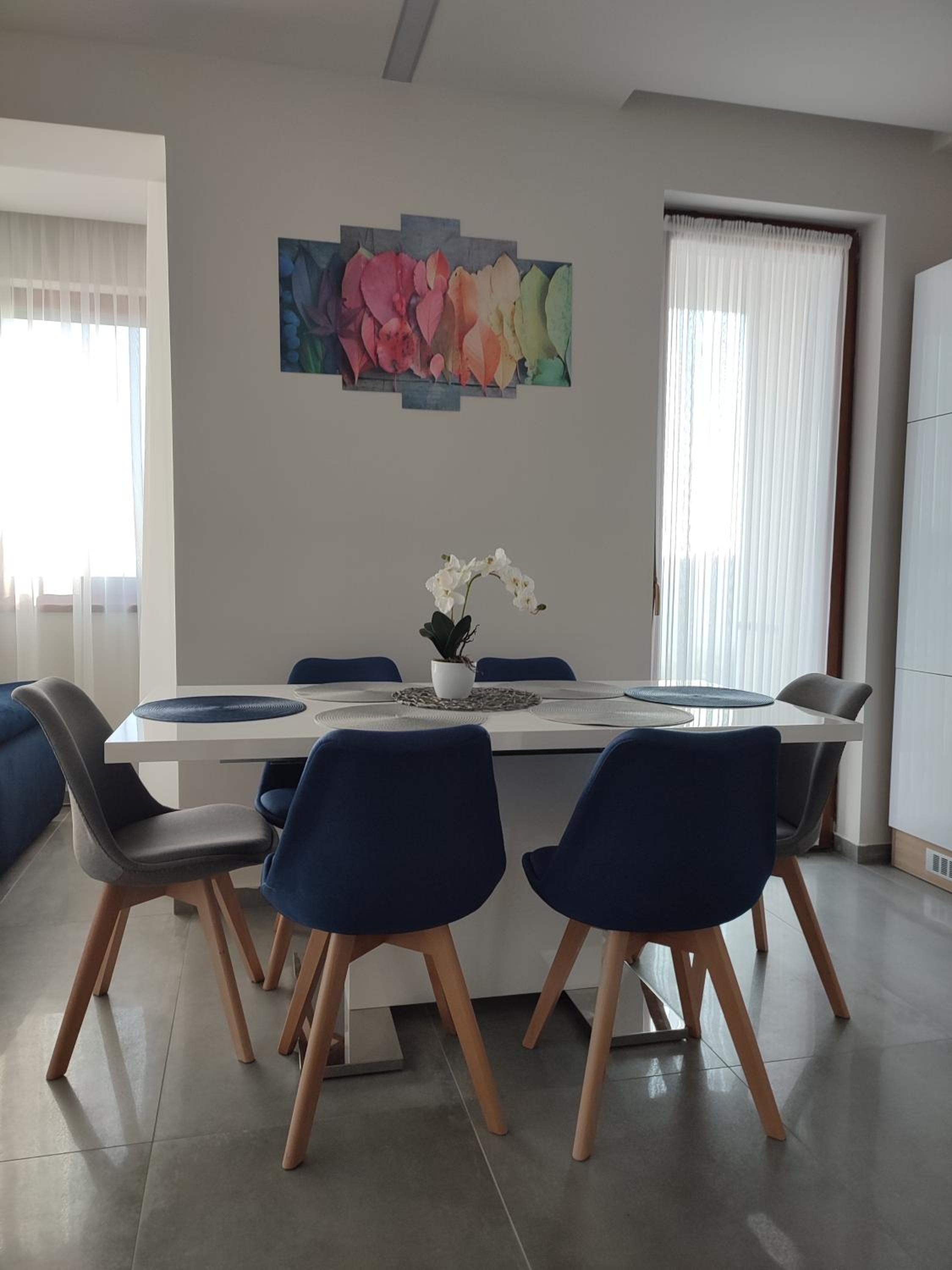Apartment with Mountain View - Photo 3