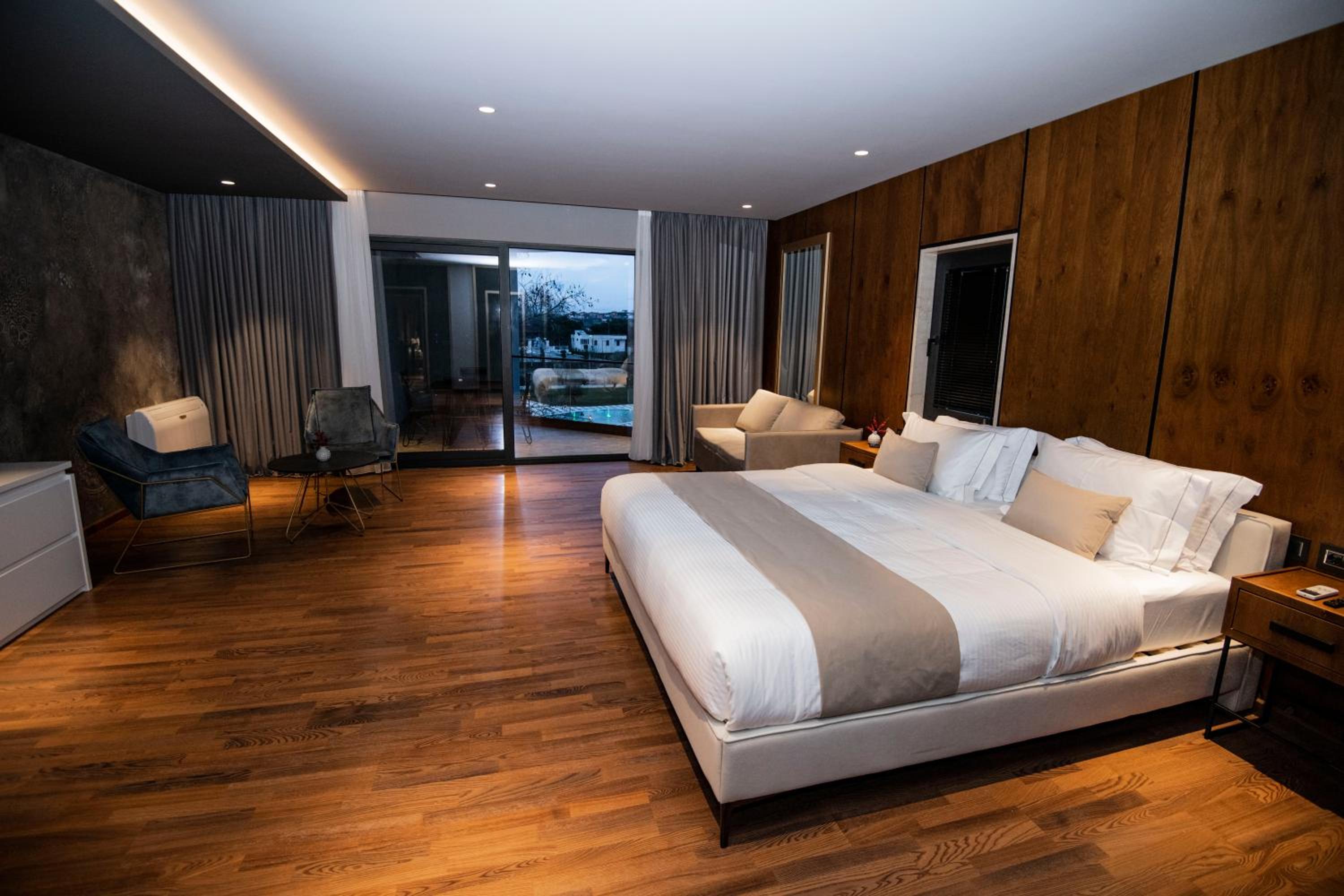 Deluxe Room (2 Adults + 1 Child) photo 2