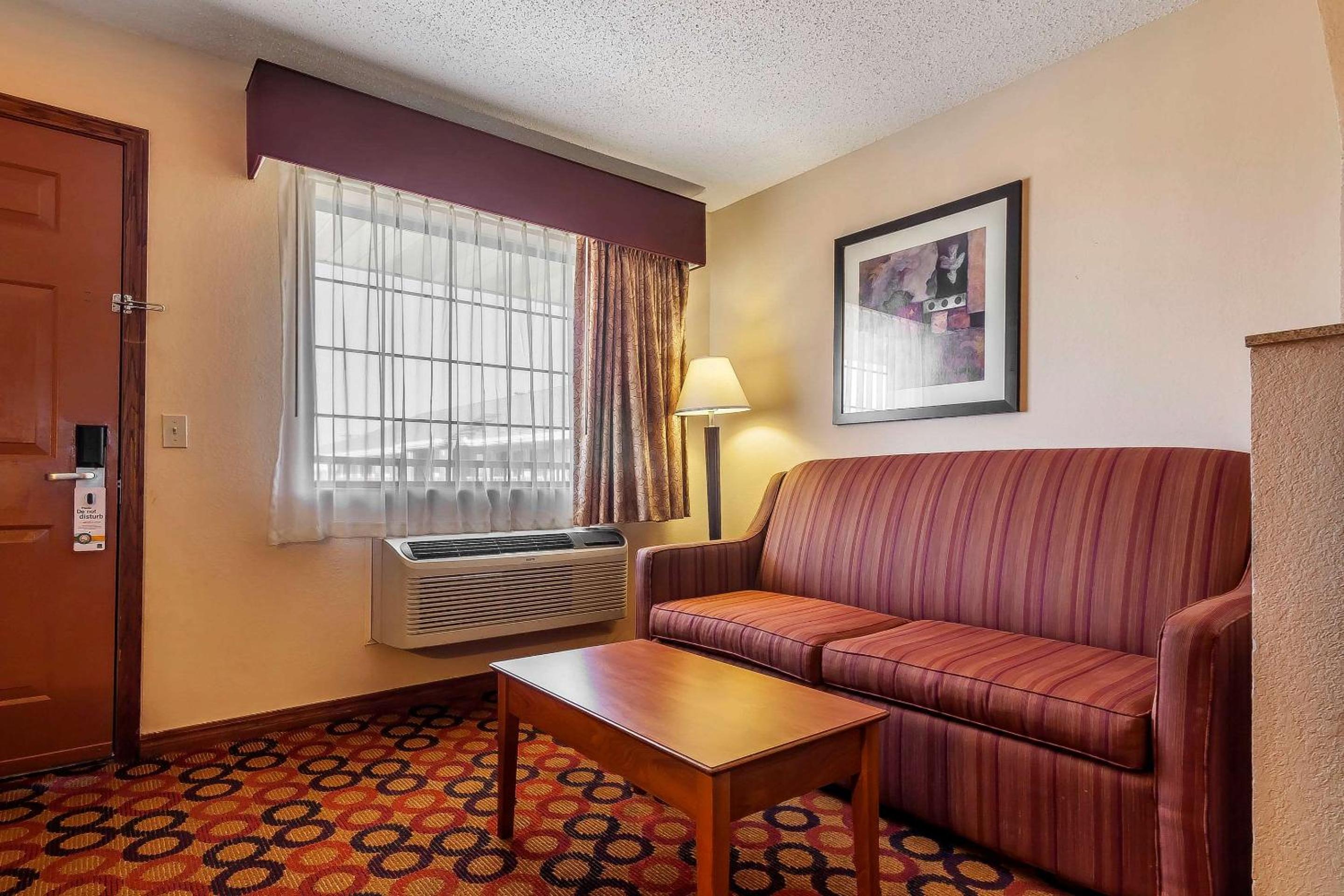 King Room - Non-Smoking - Photo 4