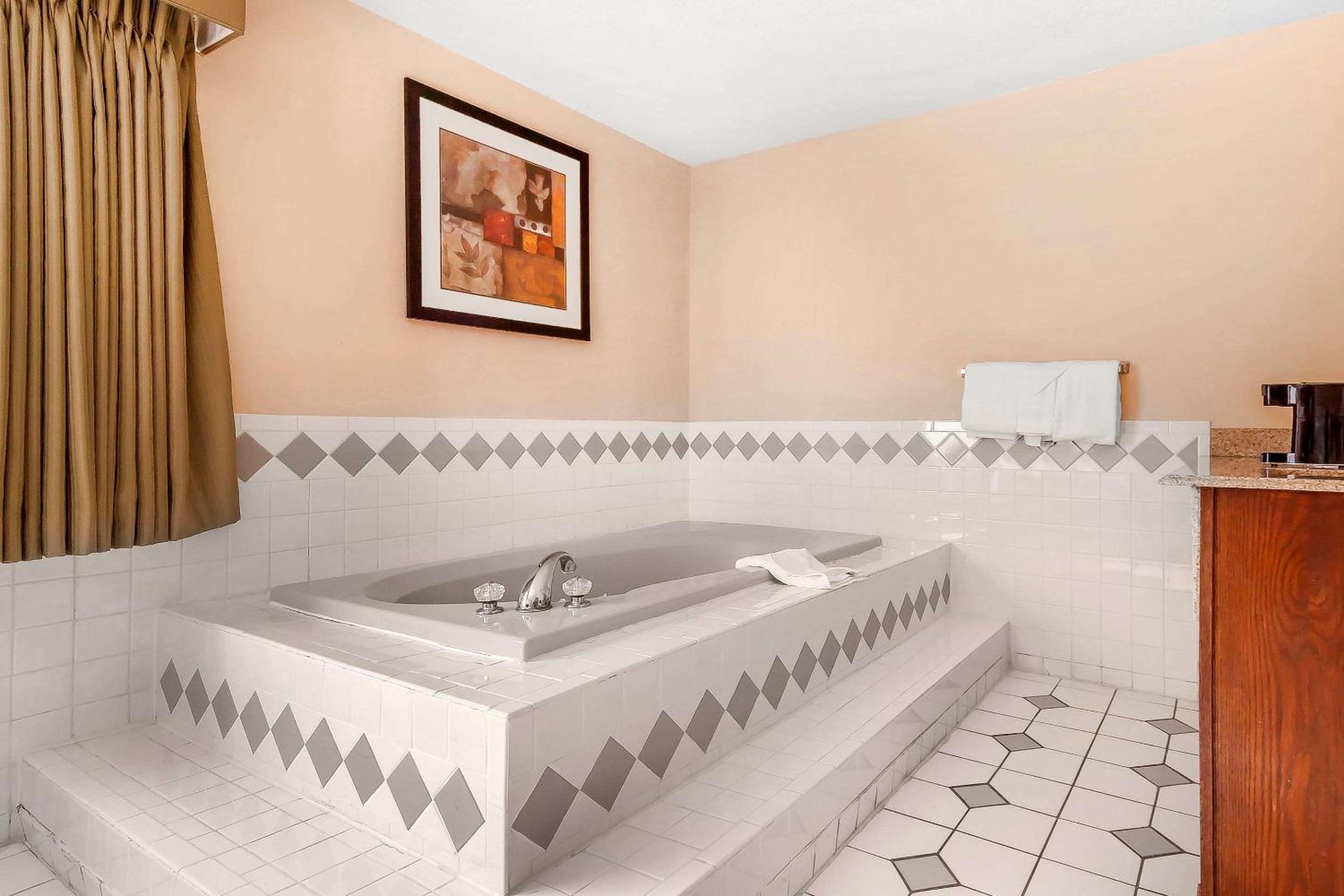 King Suite with Hot Tub - Non-Smoking photo 2