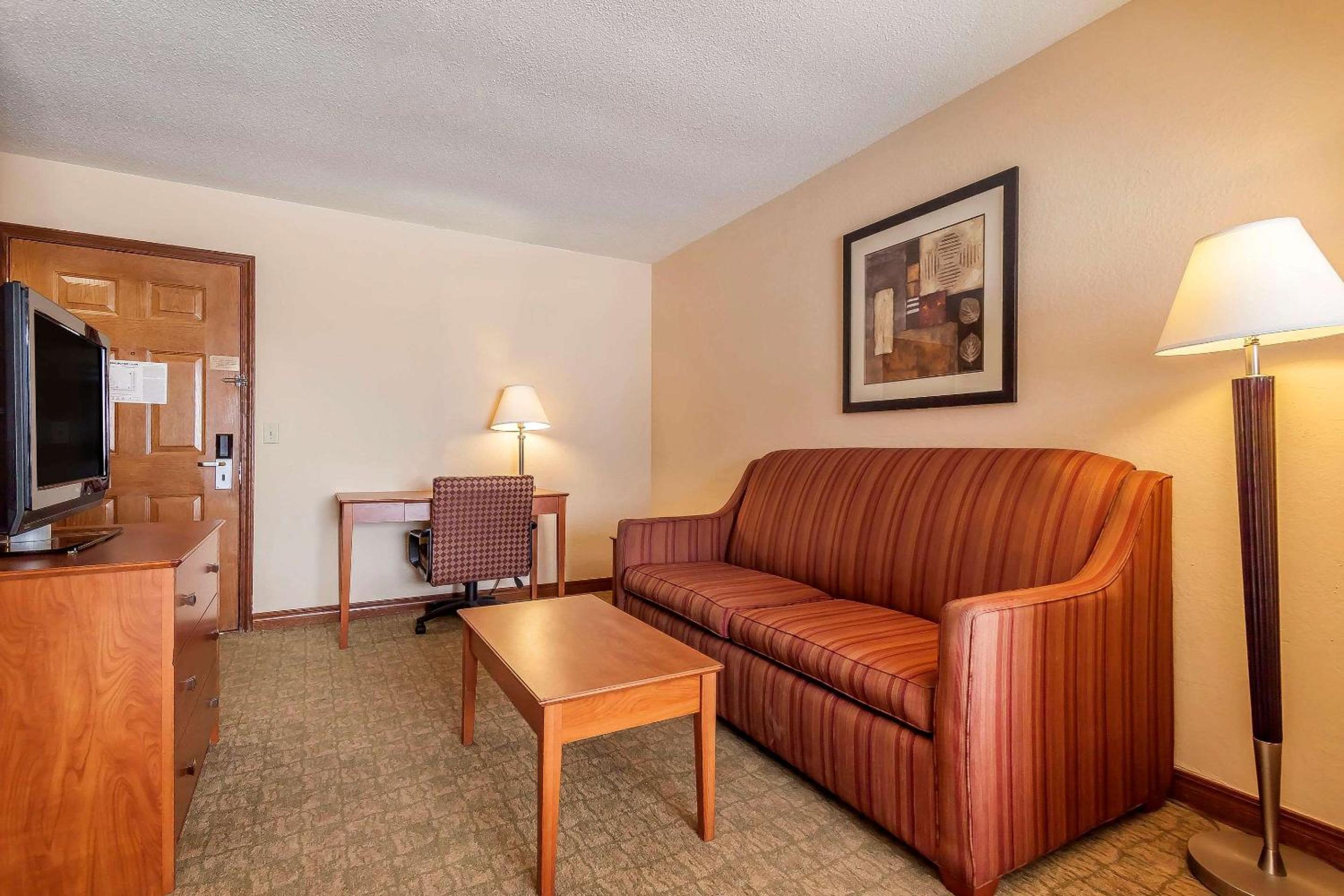 King Suite - Non-Smoking - Photo 2