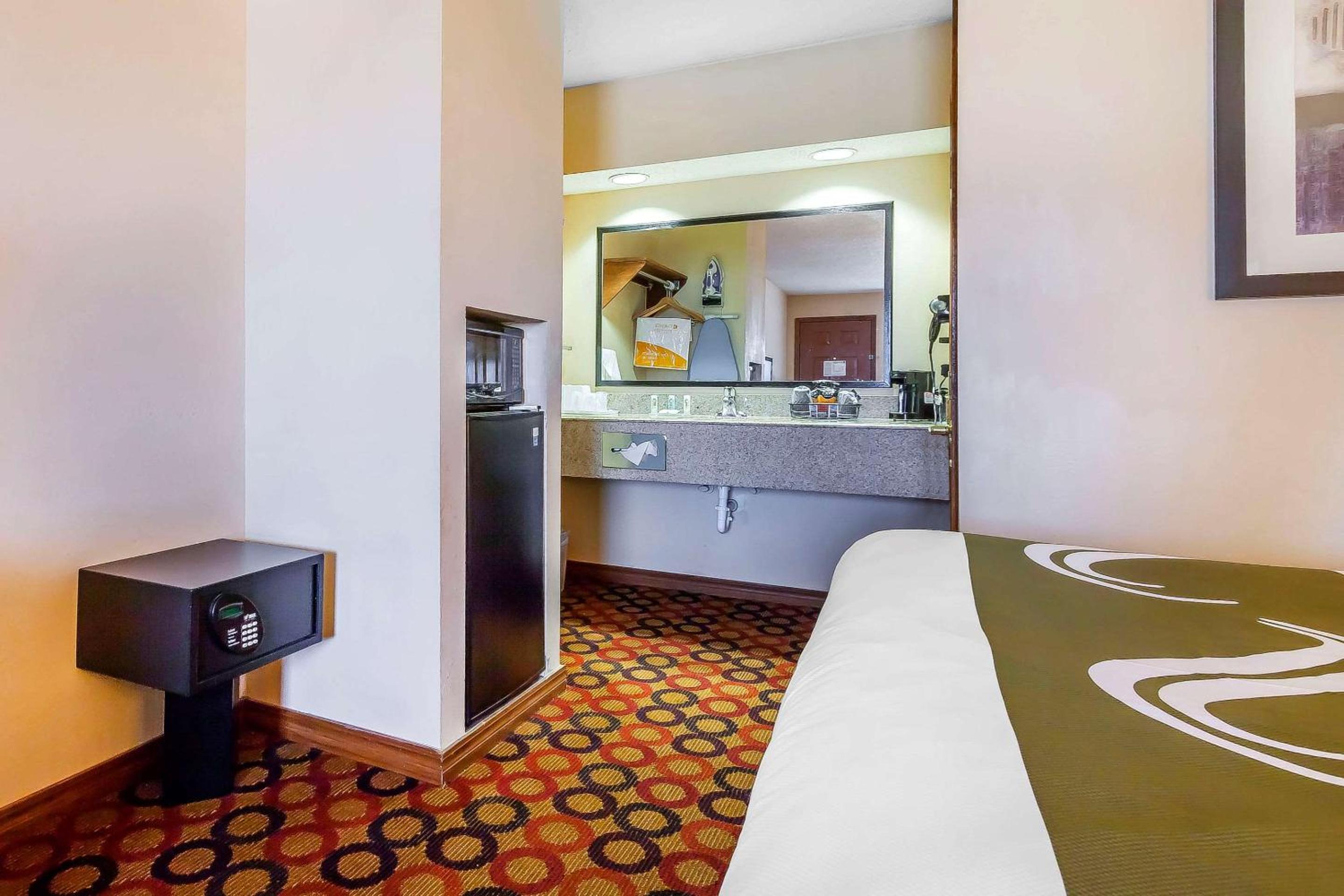 King Room - Non-Smoking - Photo 3