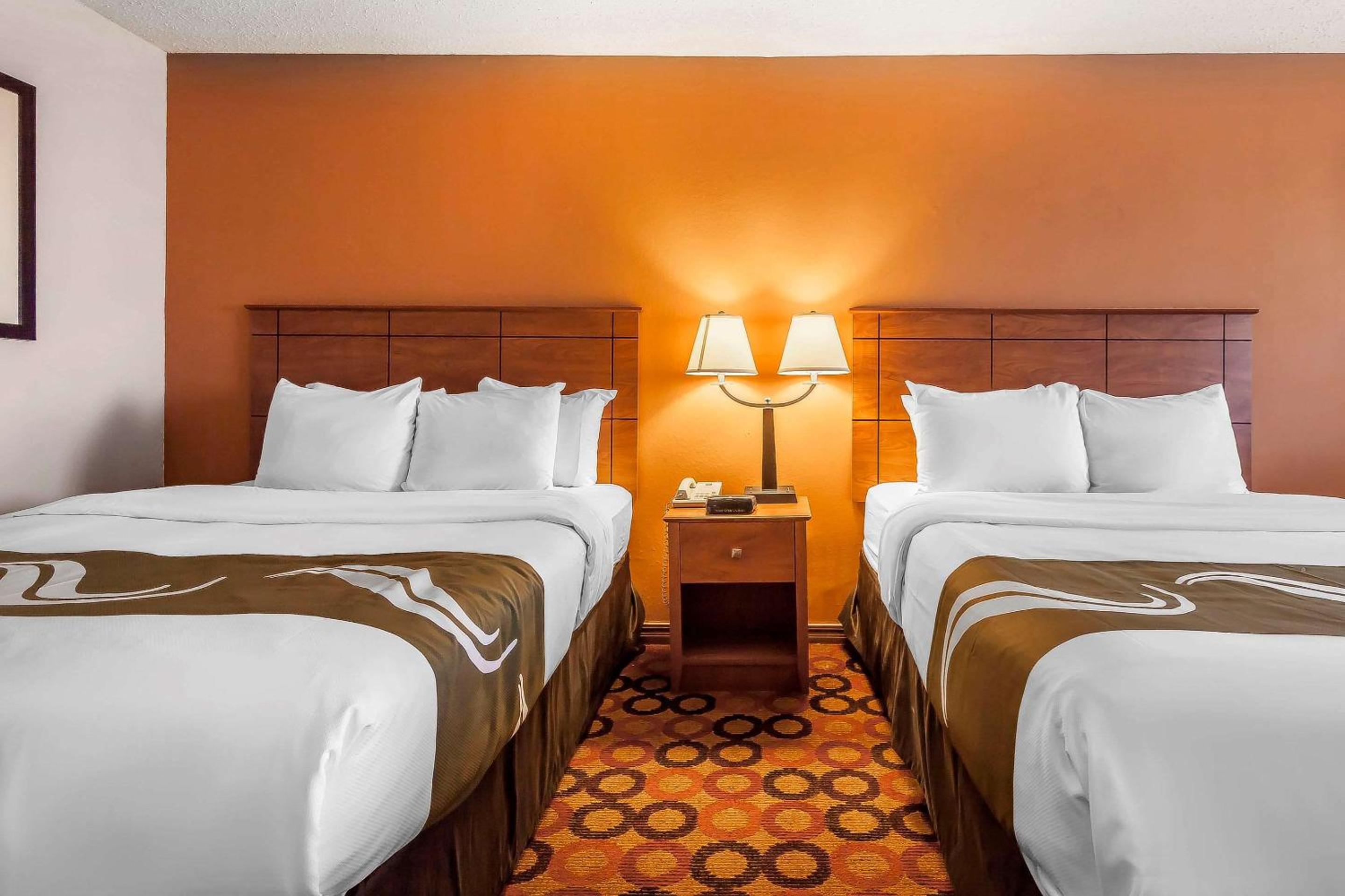 Queen Room with Two Queen Beds - Non-Smoking - Photo 2