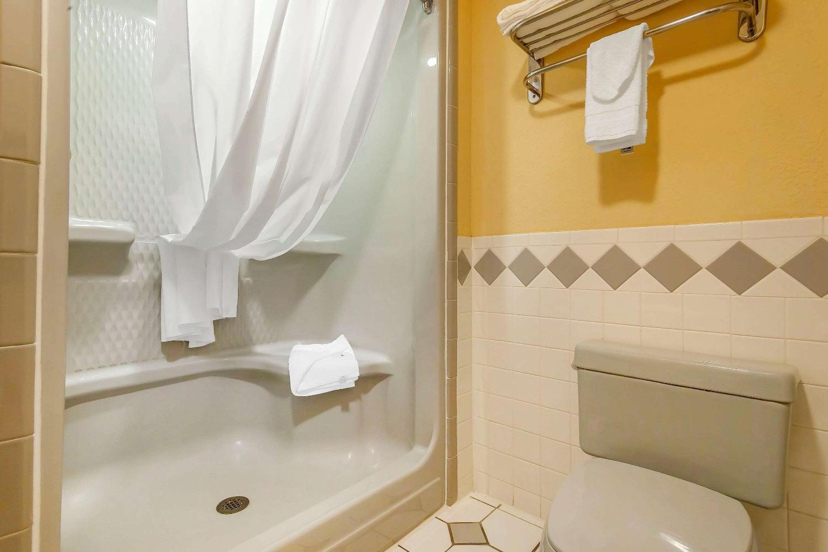 King Suite with Hot Tub - Non-Smoking photo 3