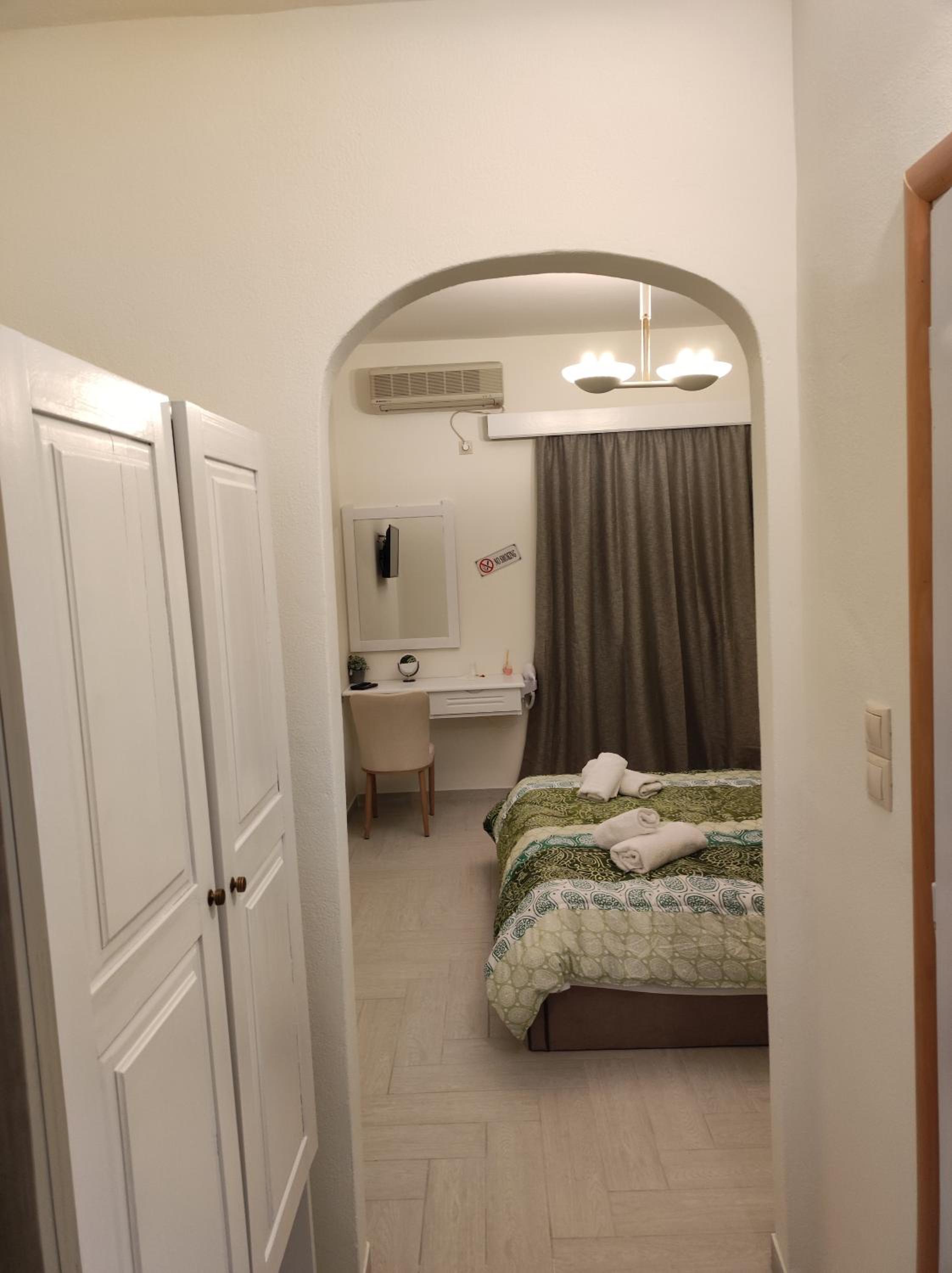 Deluxe Double Room with Side Sea View - Photo 5