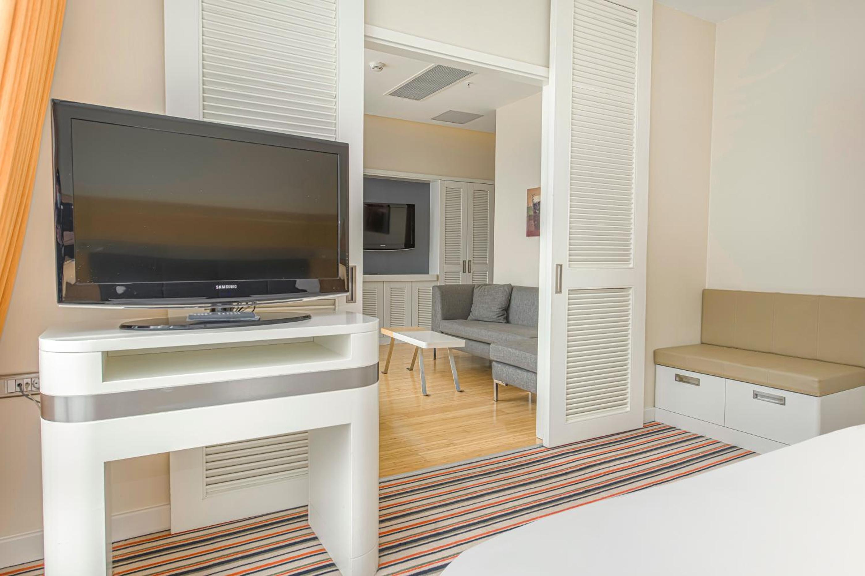 Family Room photo 3