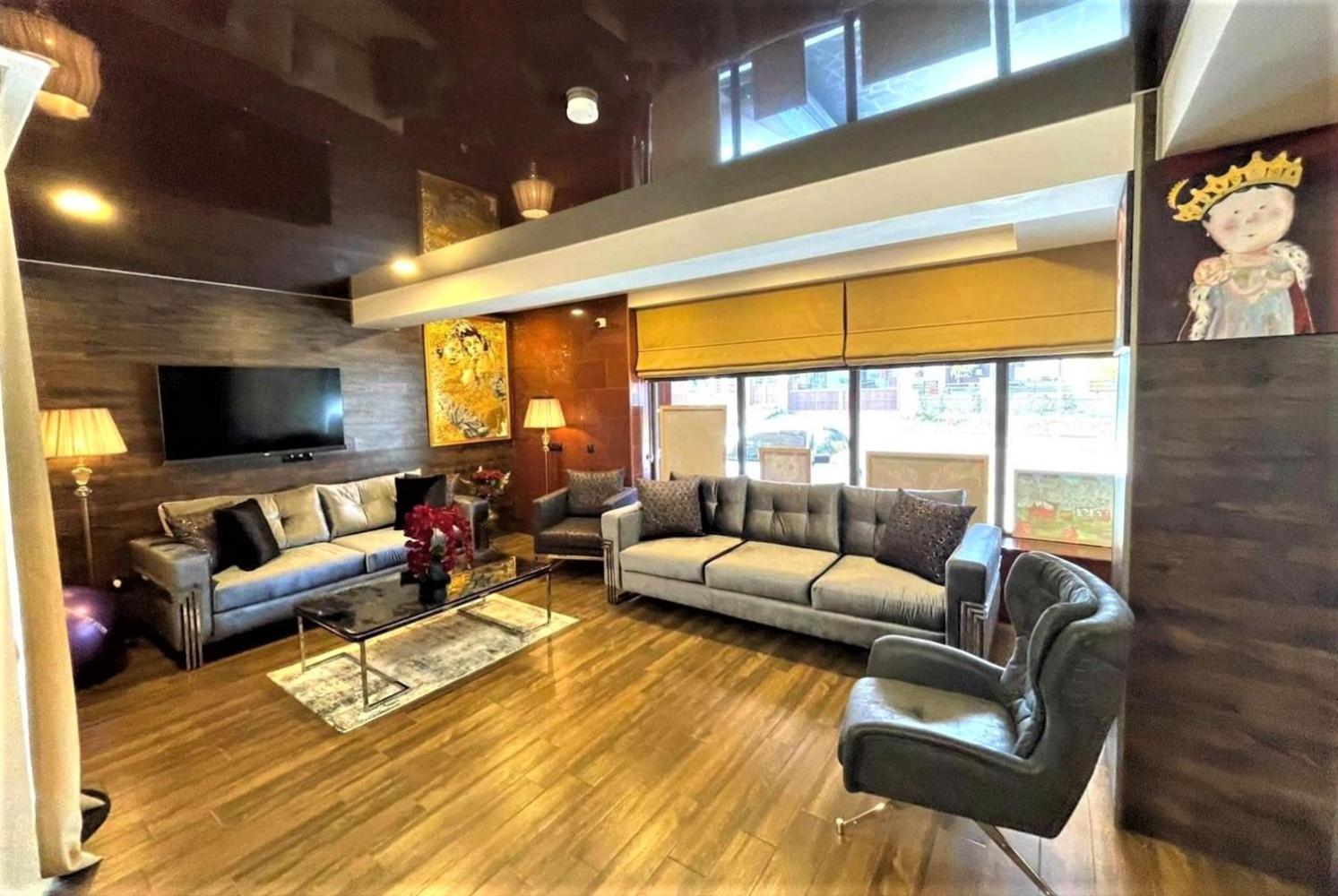 Deluxe Family Room