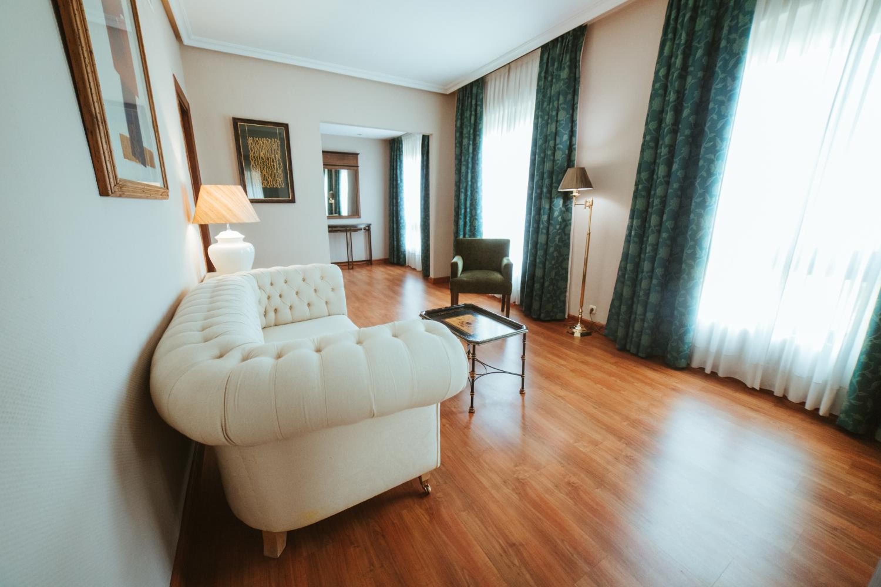 Suite - Photo 11