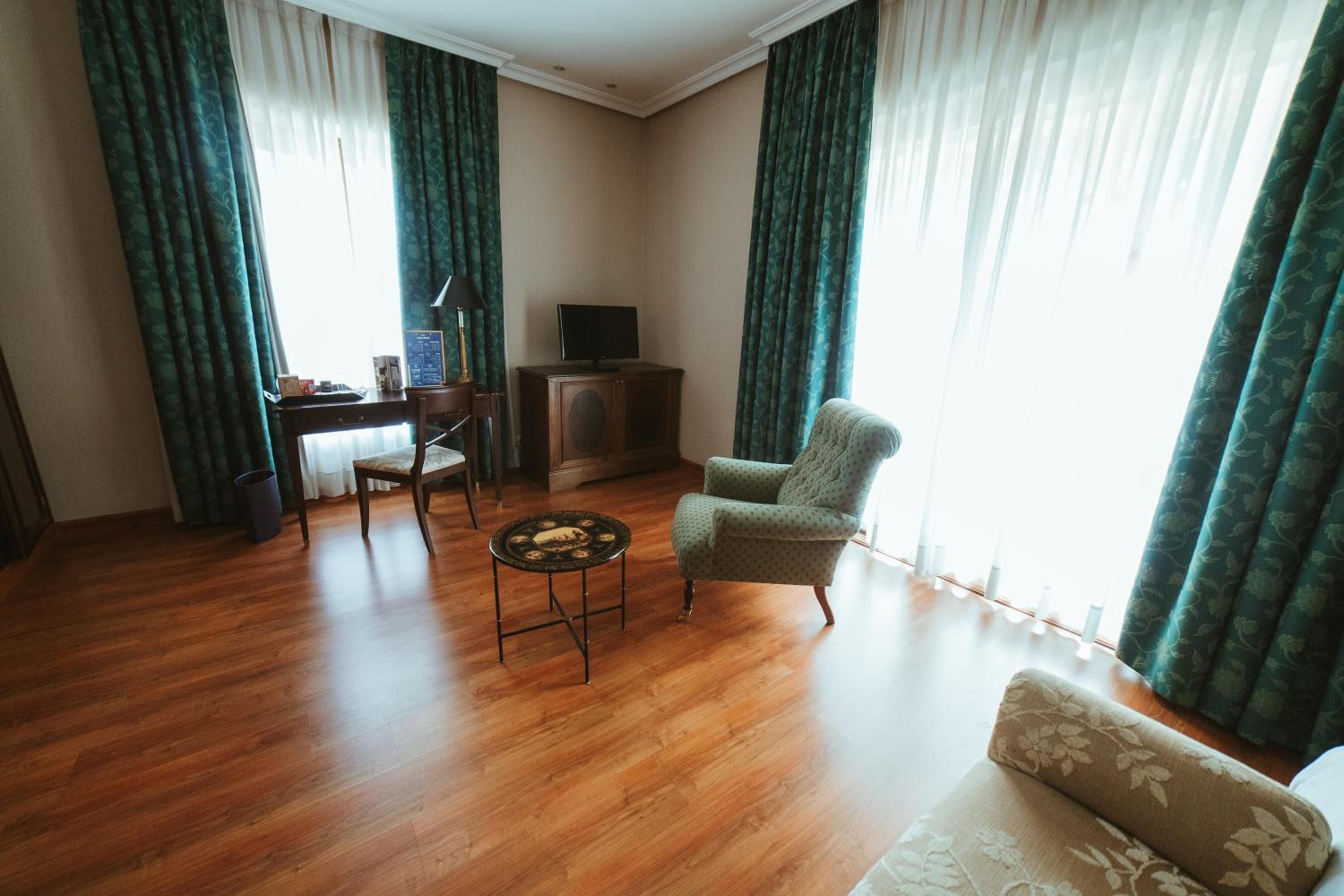 Suite - Photo 2