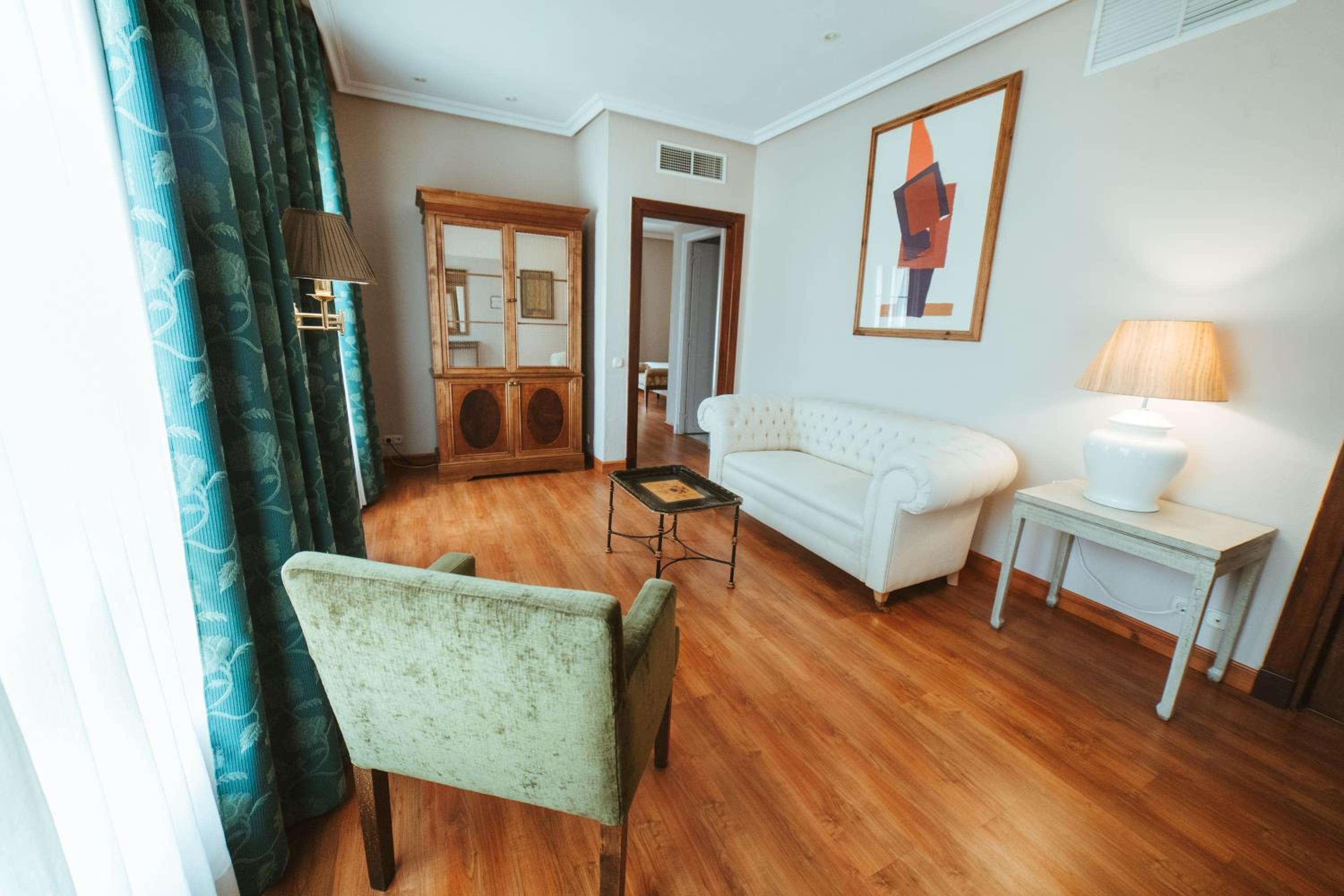 Suite - Photo 1