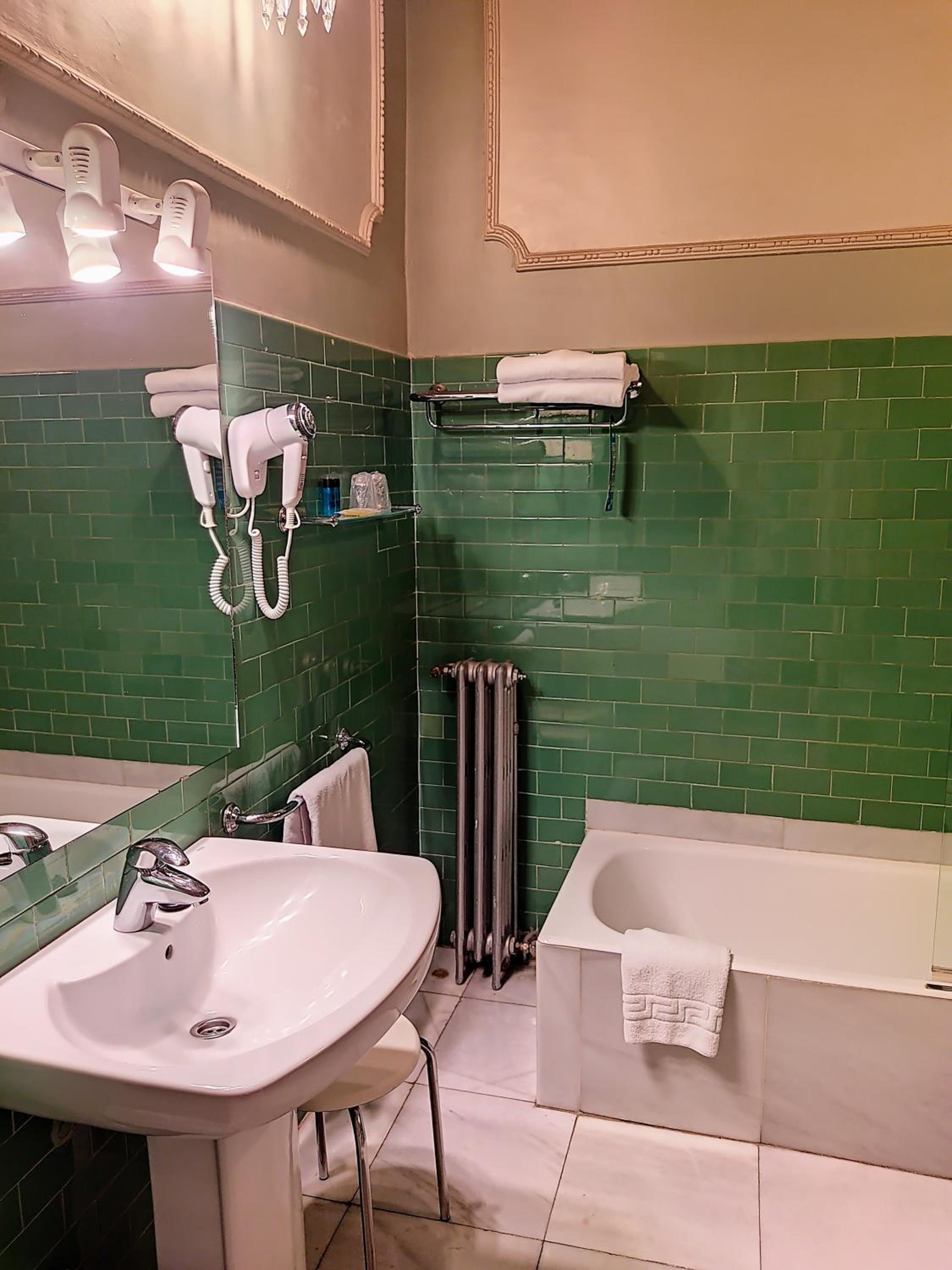 Superior Double or Twin Room - Photo 5