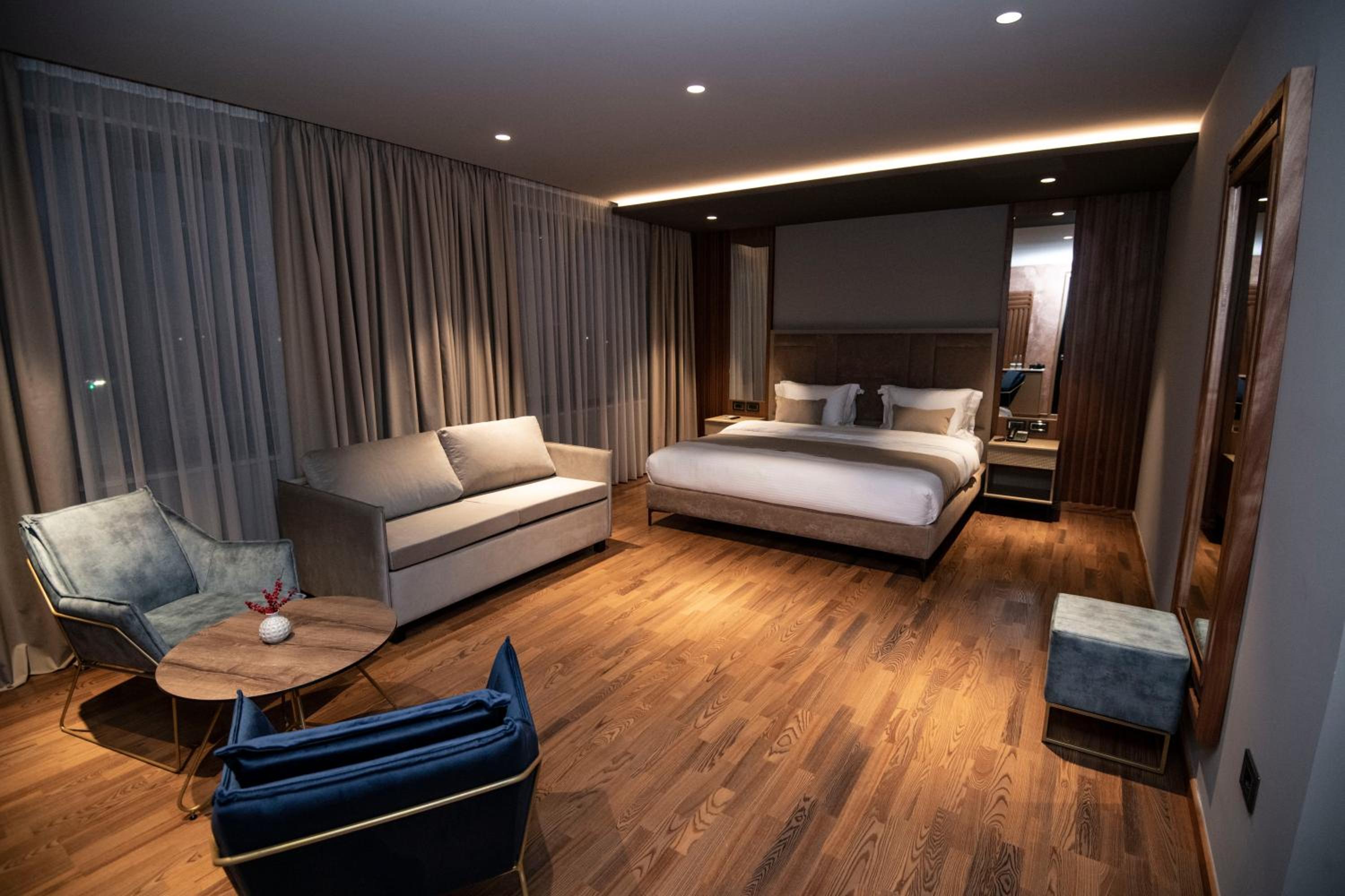 Deluxe Room (2 Adults + 1 Child) photo 1