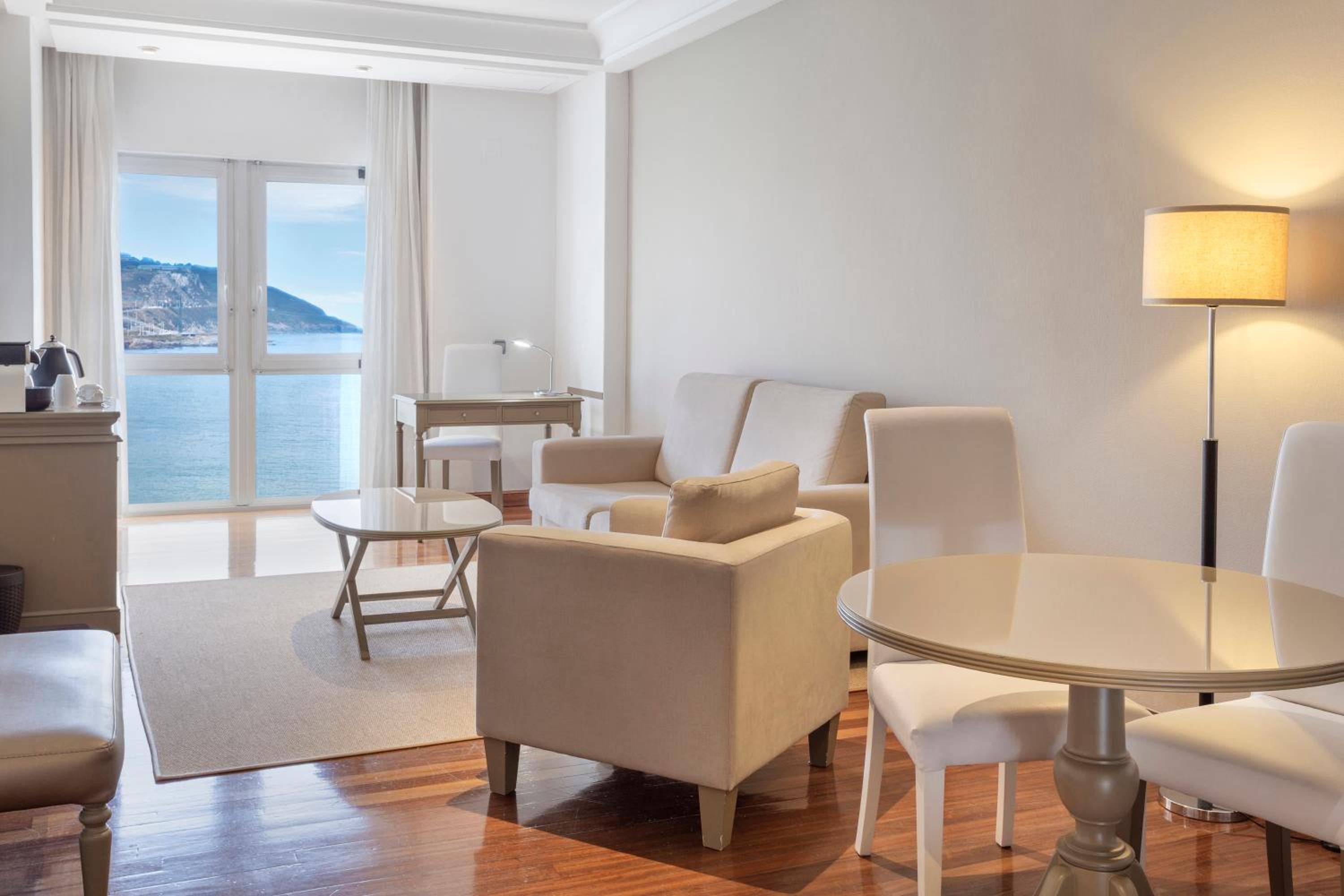 Junior Suite with Sea View - Photo 2