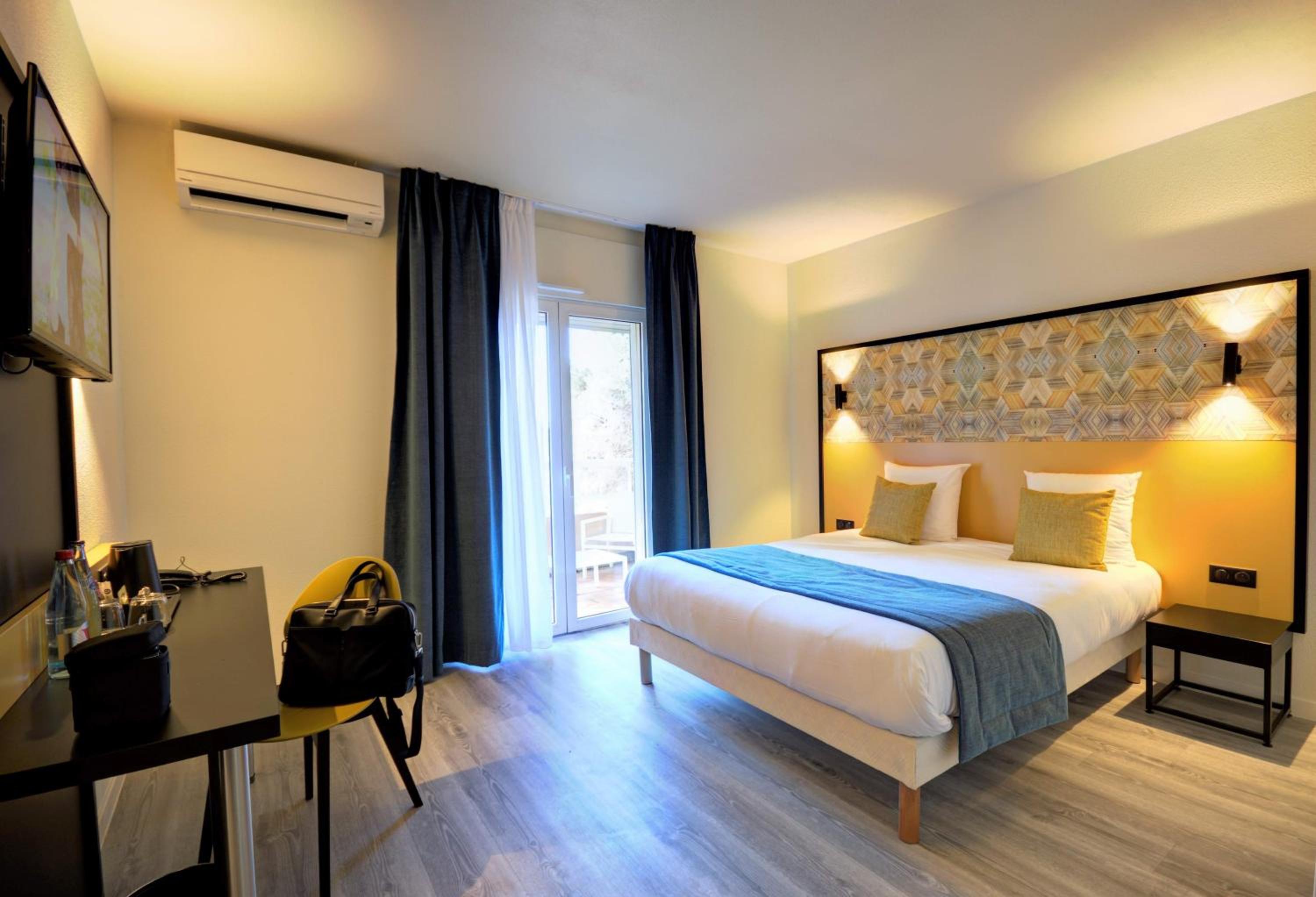Superior Queen Room with Balcony - Photo 1