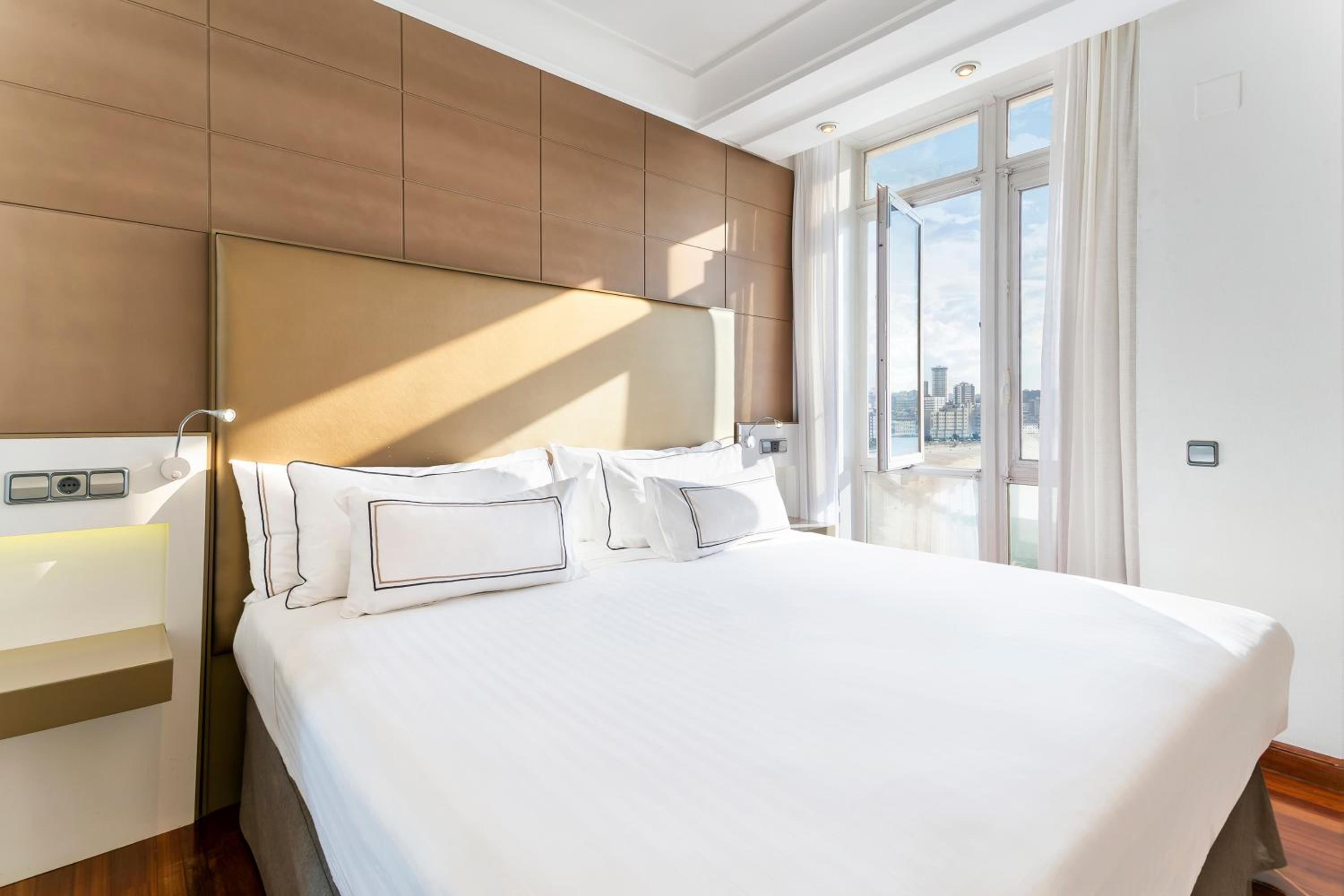 Premium Room with Sea View - Photo 8
