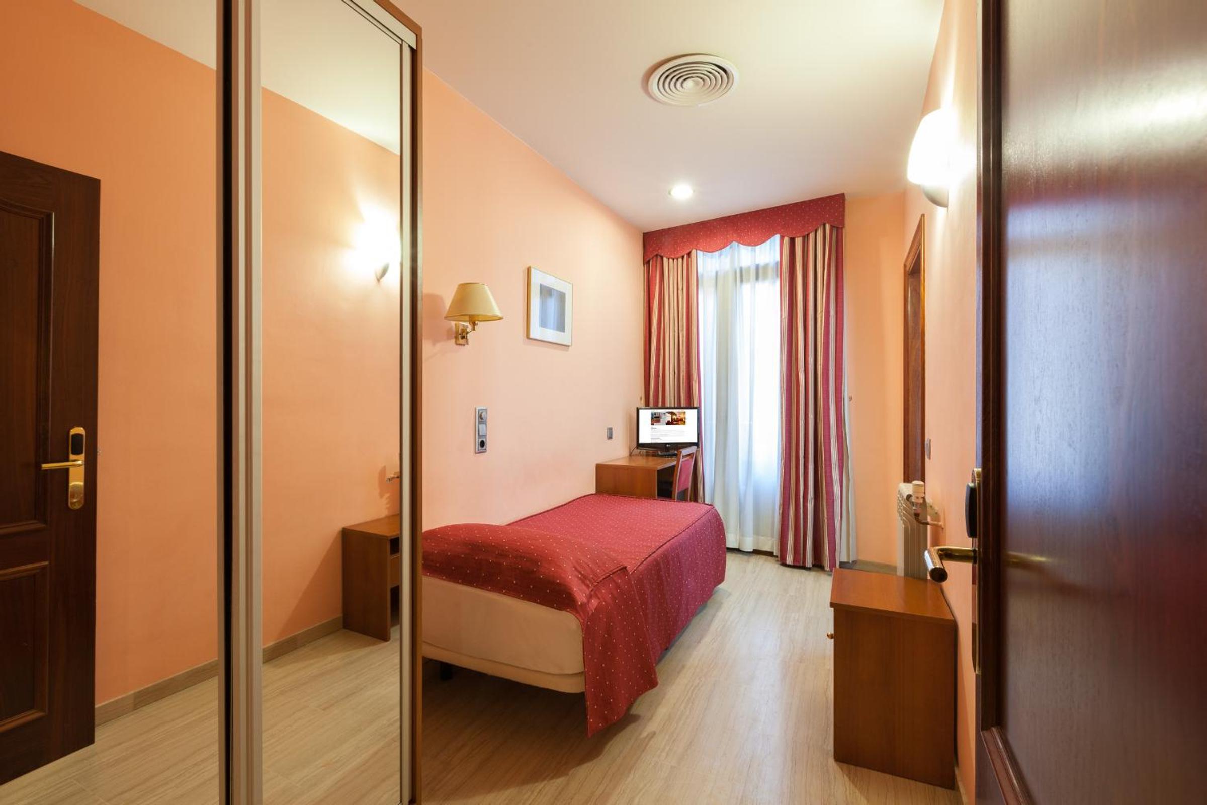 Single Room thumbnail 6