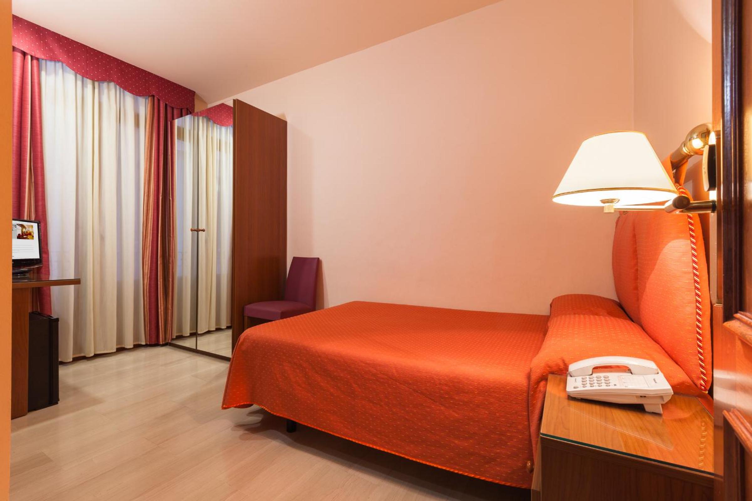 Single Room thumbnail 6