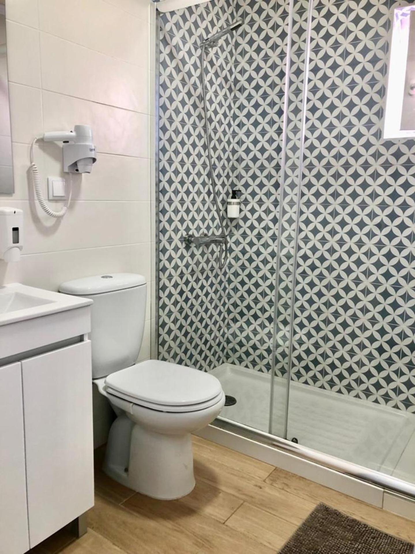 Double Room with Private Bathroom - Photo 11
