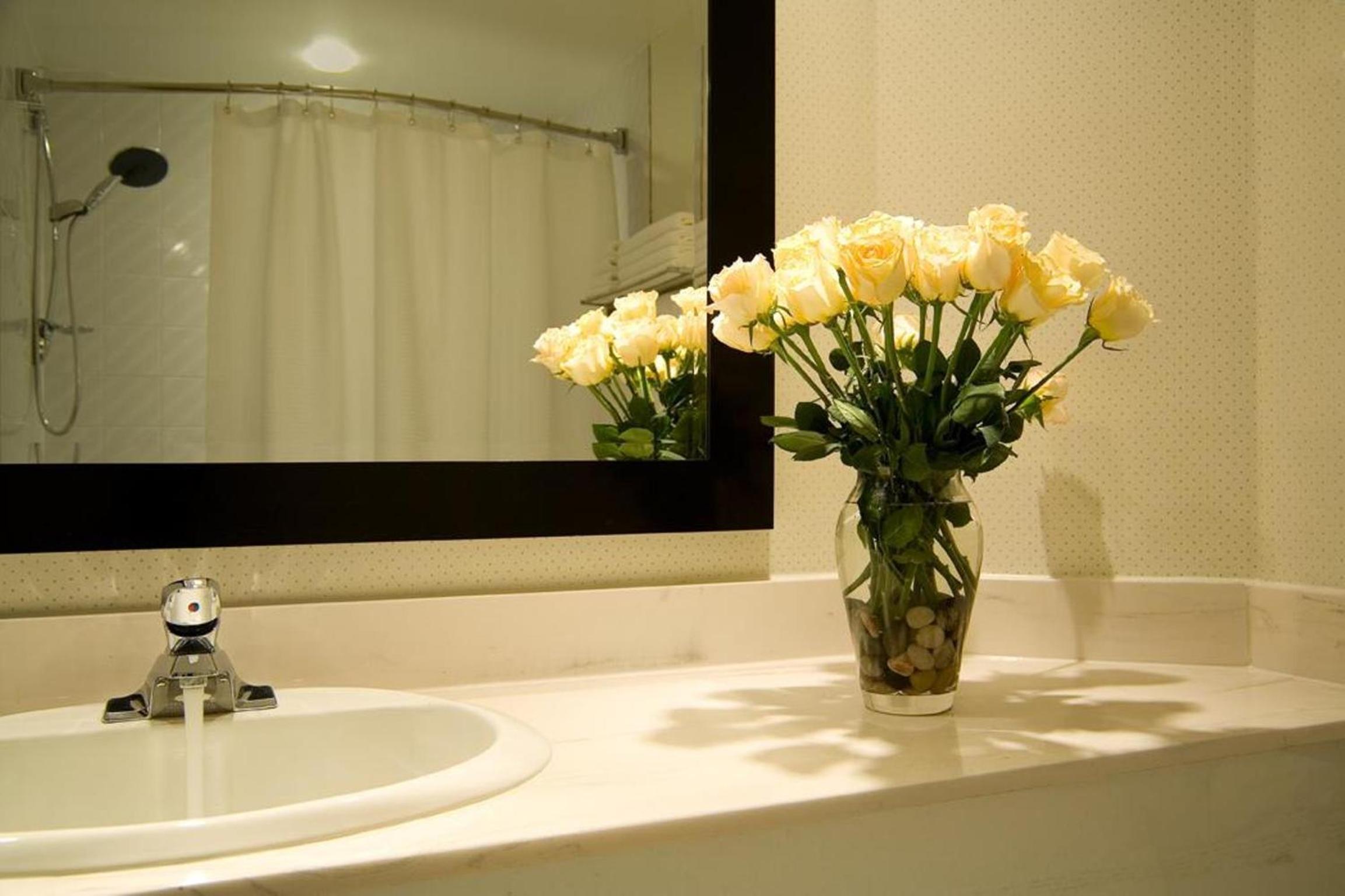 Queen Suite with Kitchenette - Photo 3