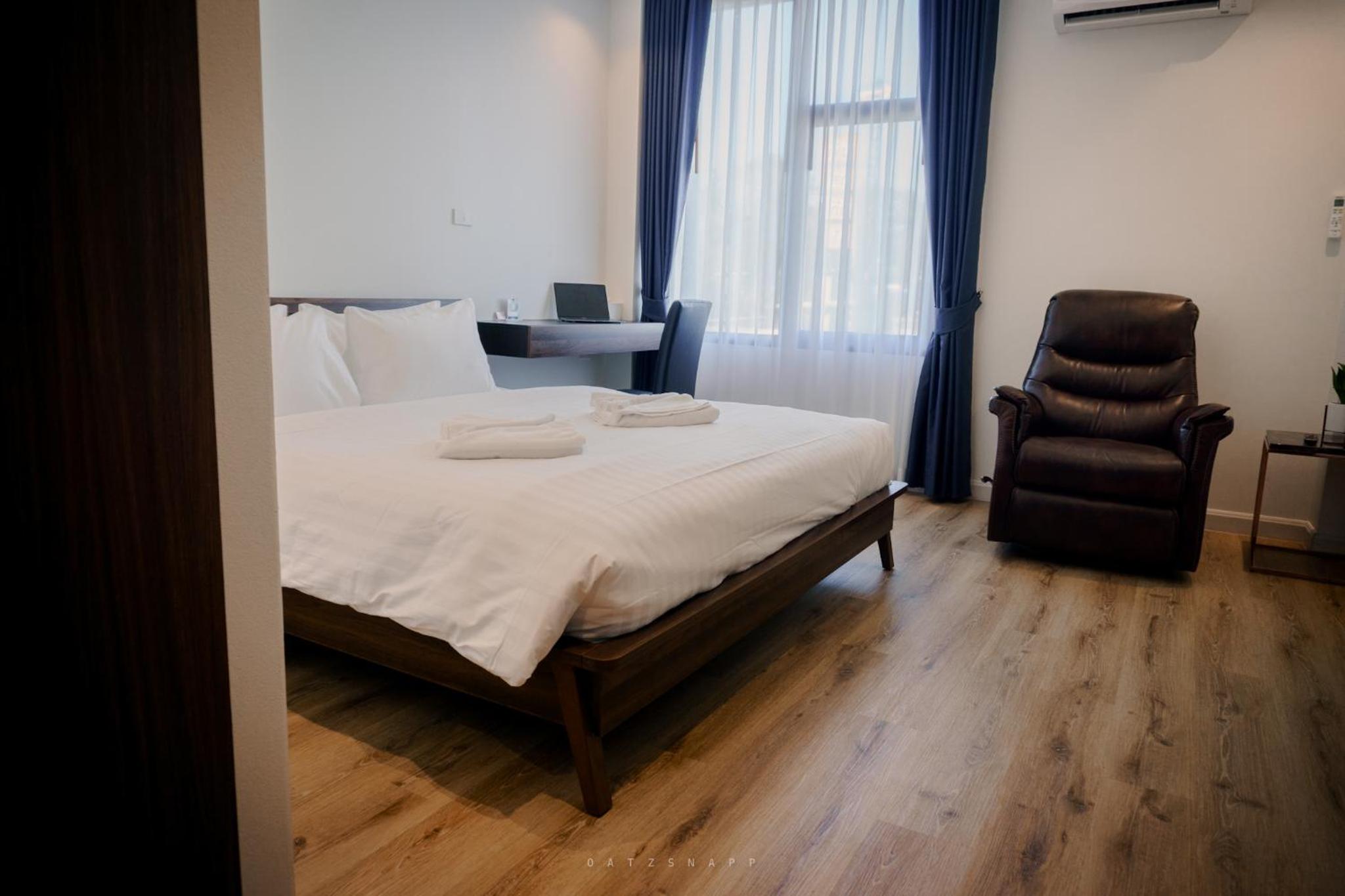 Deluxe King Room - Photo 6