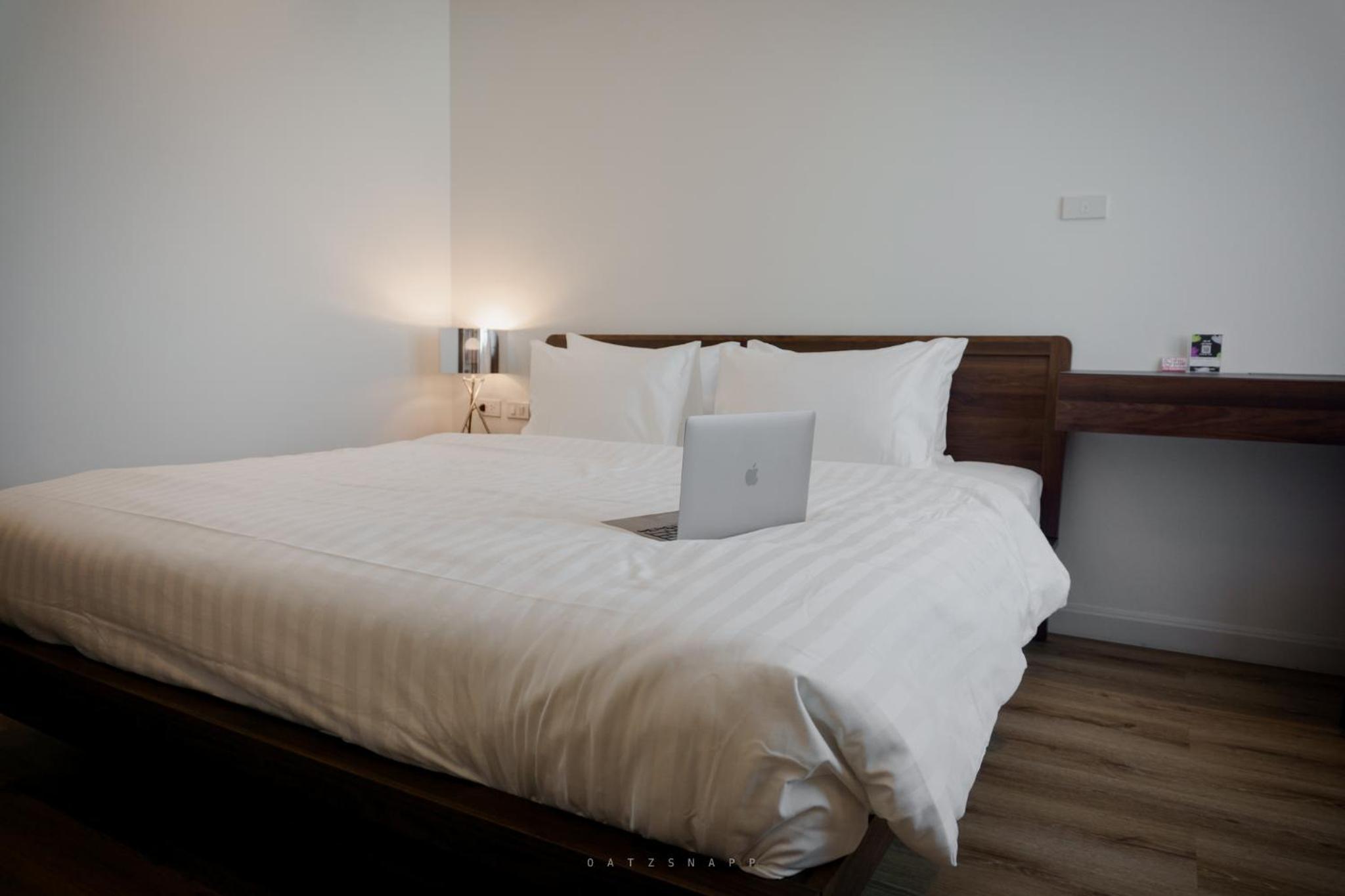 Deluxe King Room - Photo 7