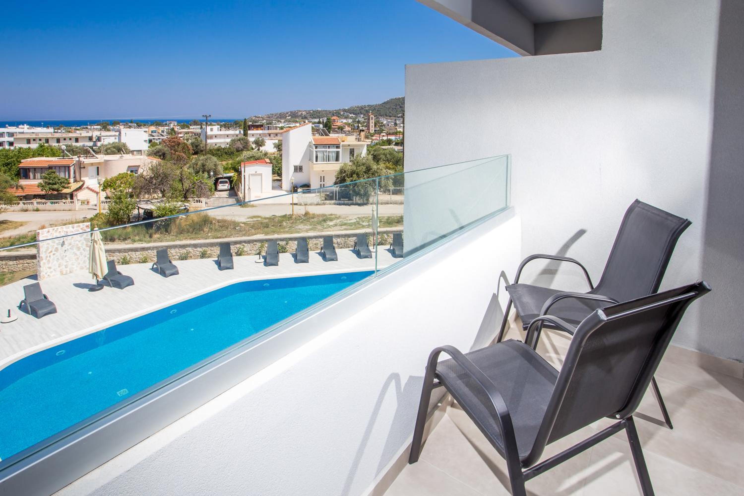 Deluxe Triple Room with Garden View - Photo 4