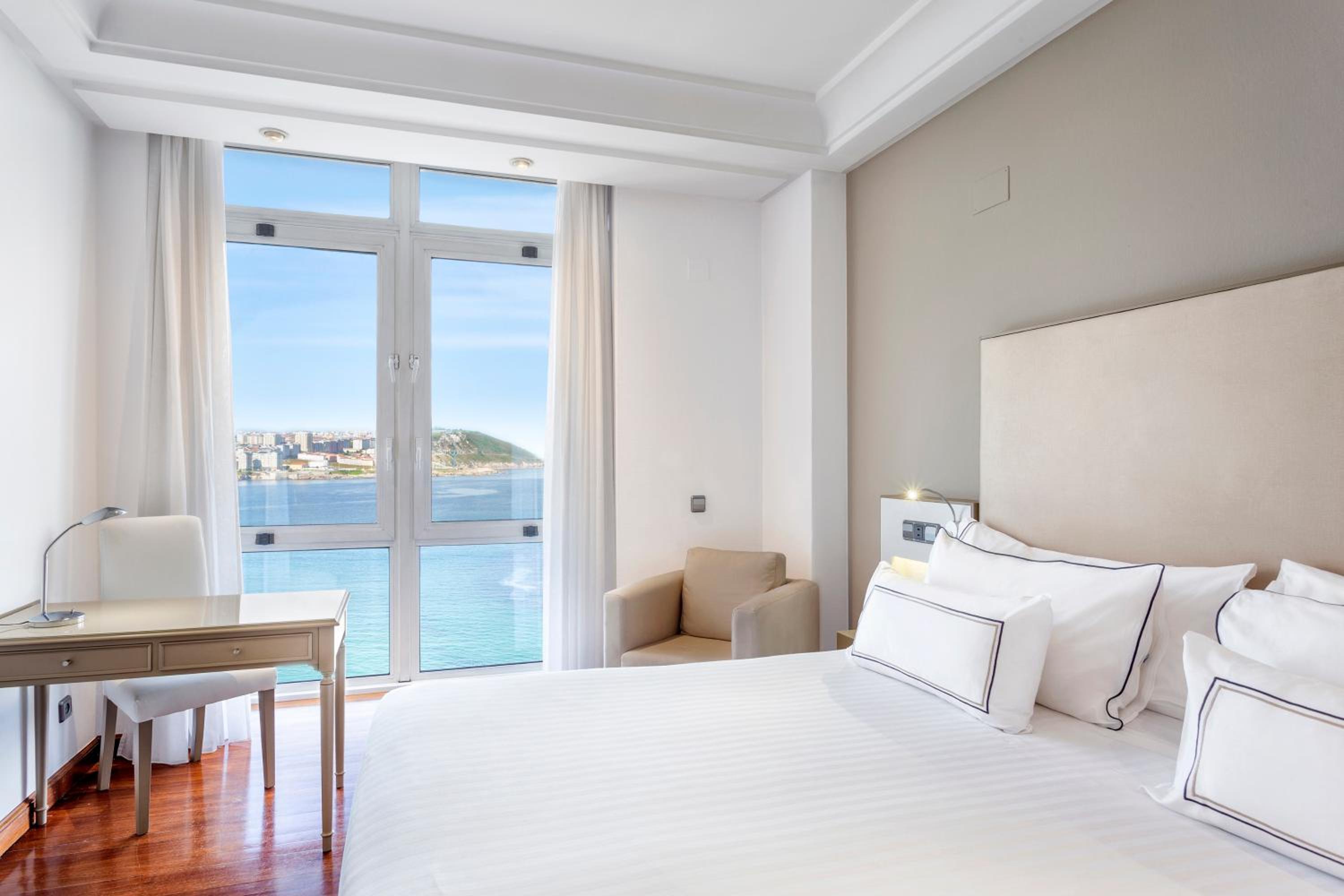 Deluxe Room with Sea View - Photo 3