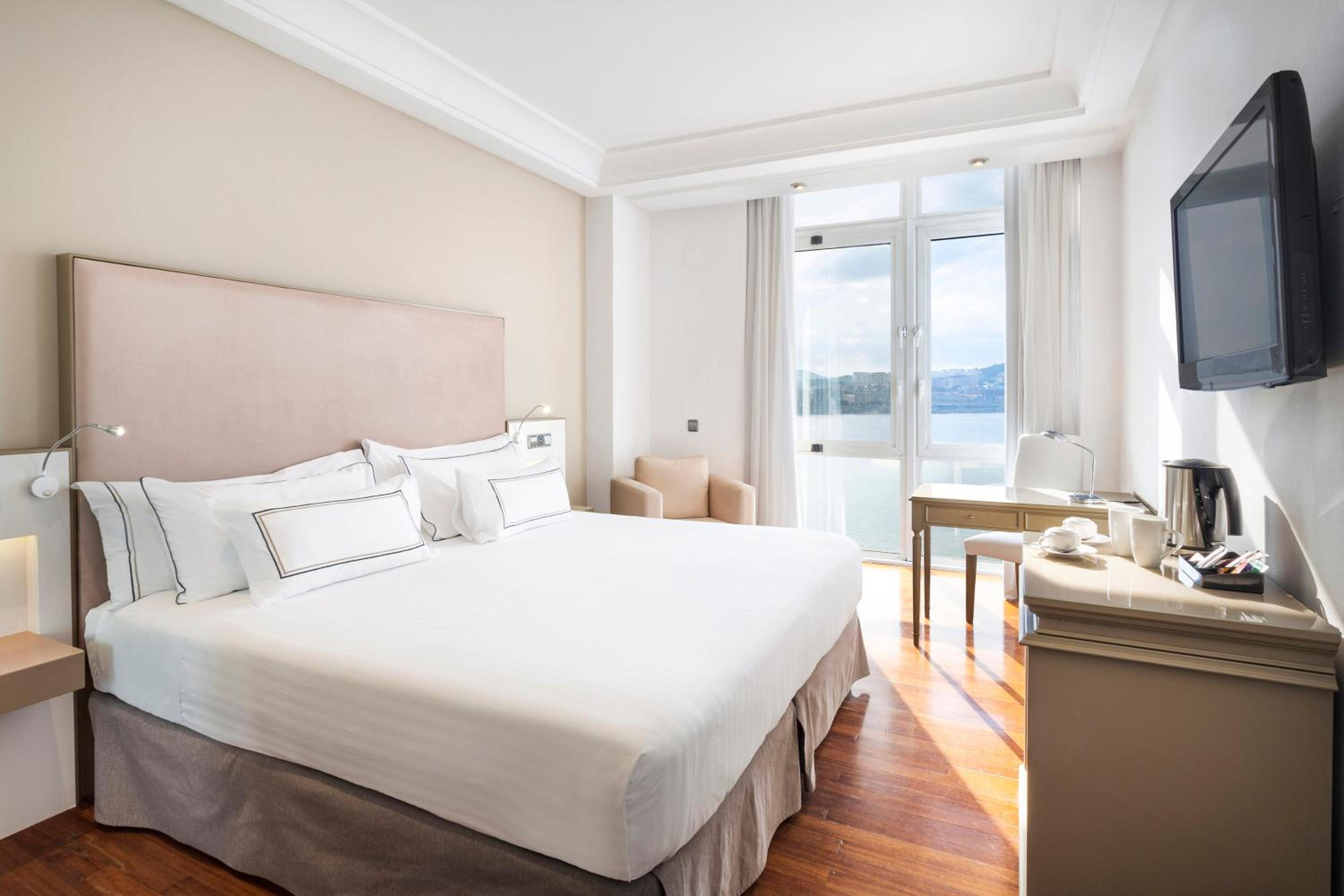 Deluxe Room with Sea View - Photo 1