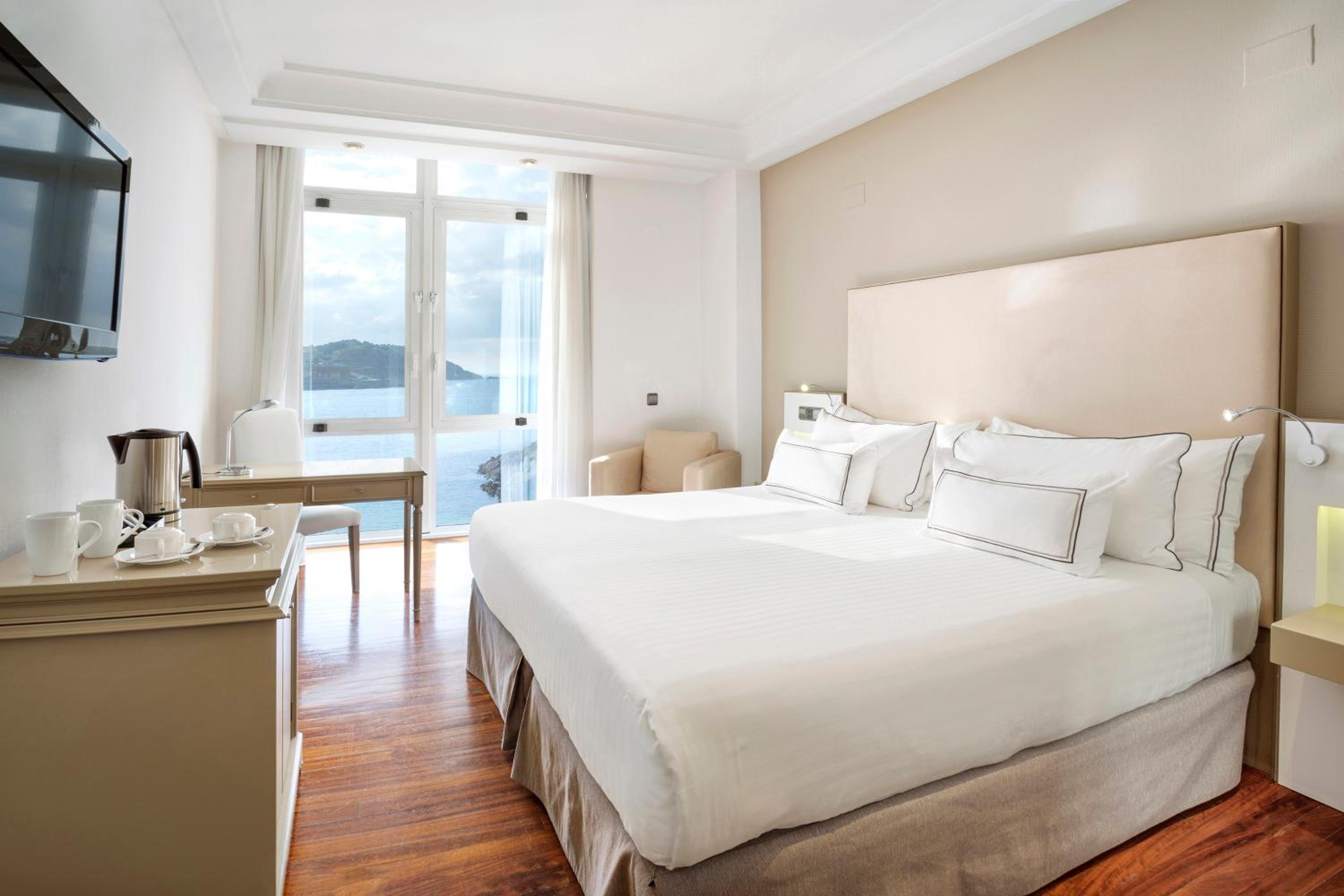 Deluxe Room with Sea View - Photo 4