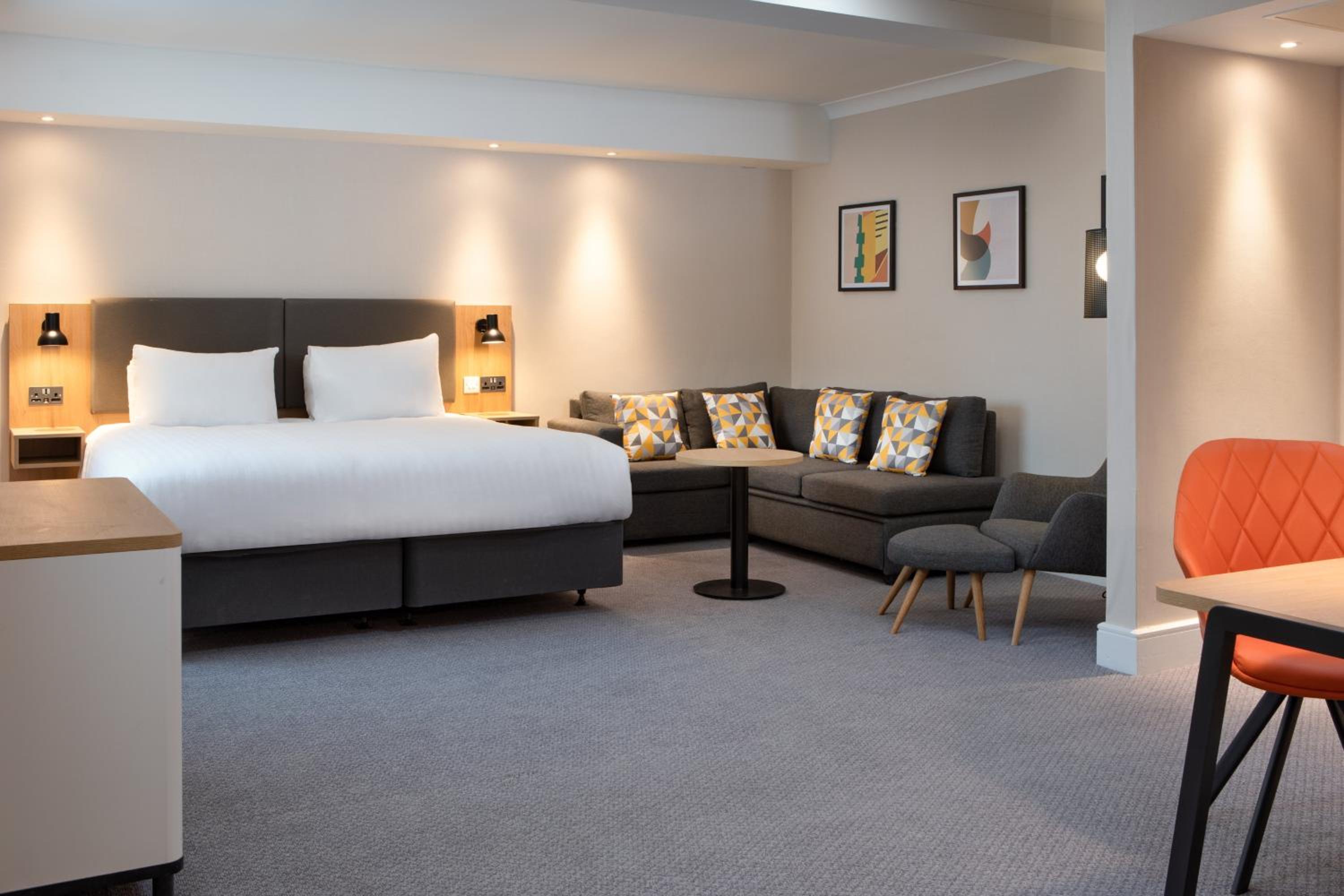 Standard King Room with Sofa Bed - Non-Smoking - Photo 3