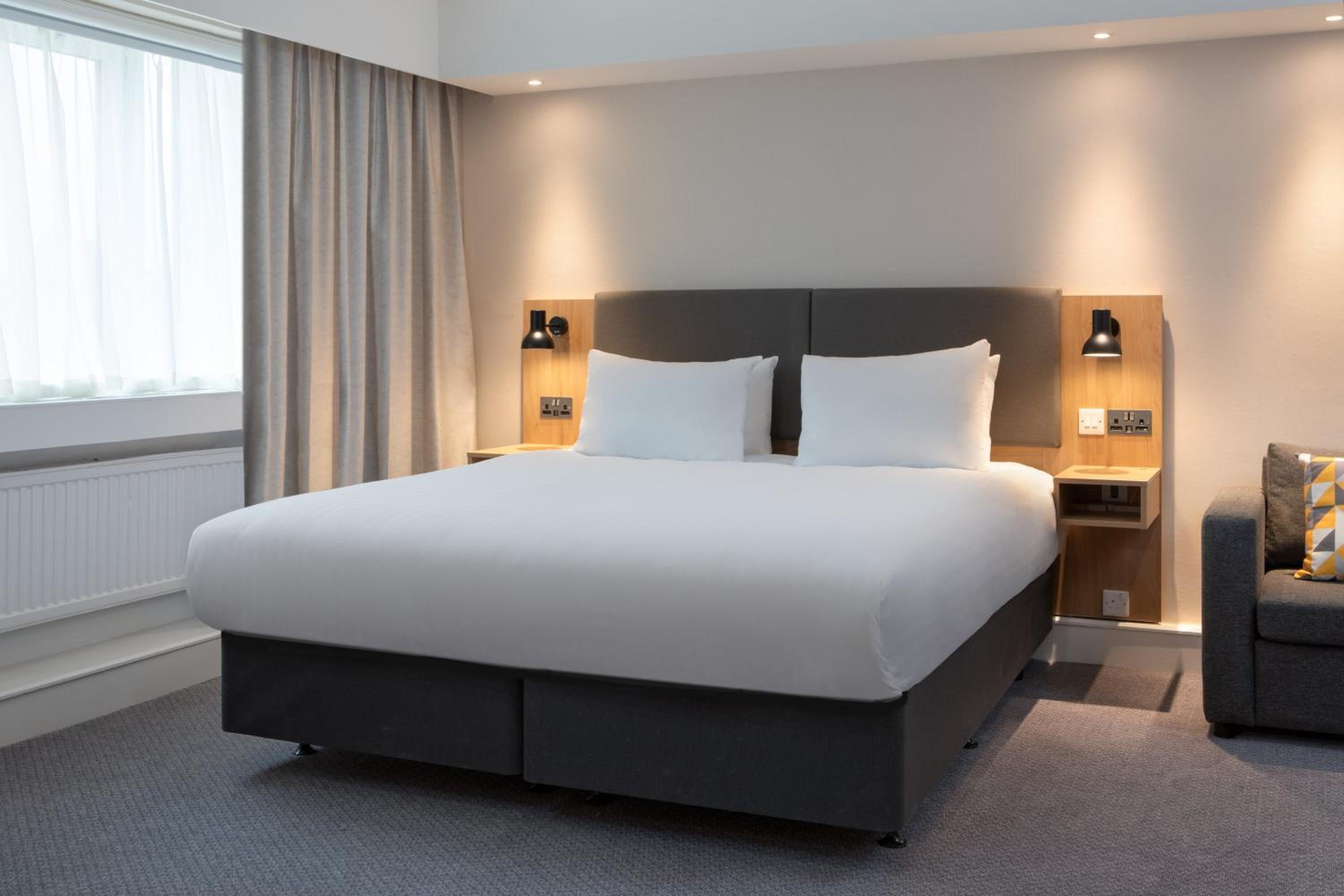 Standard King Room with Sofa Bed - Non-Smoking - Photo 5