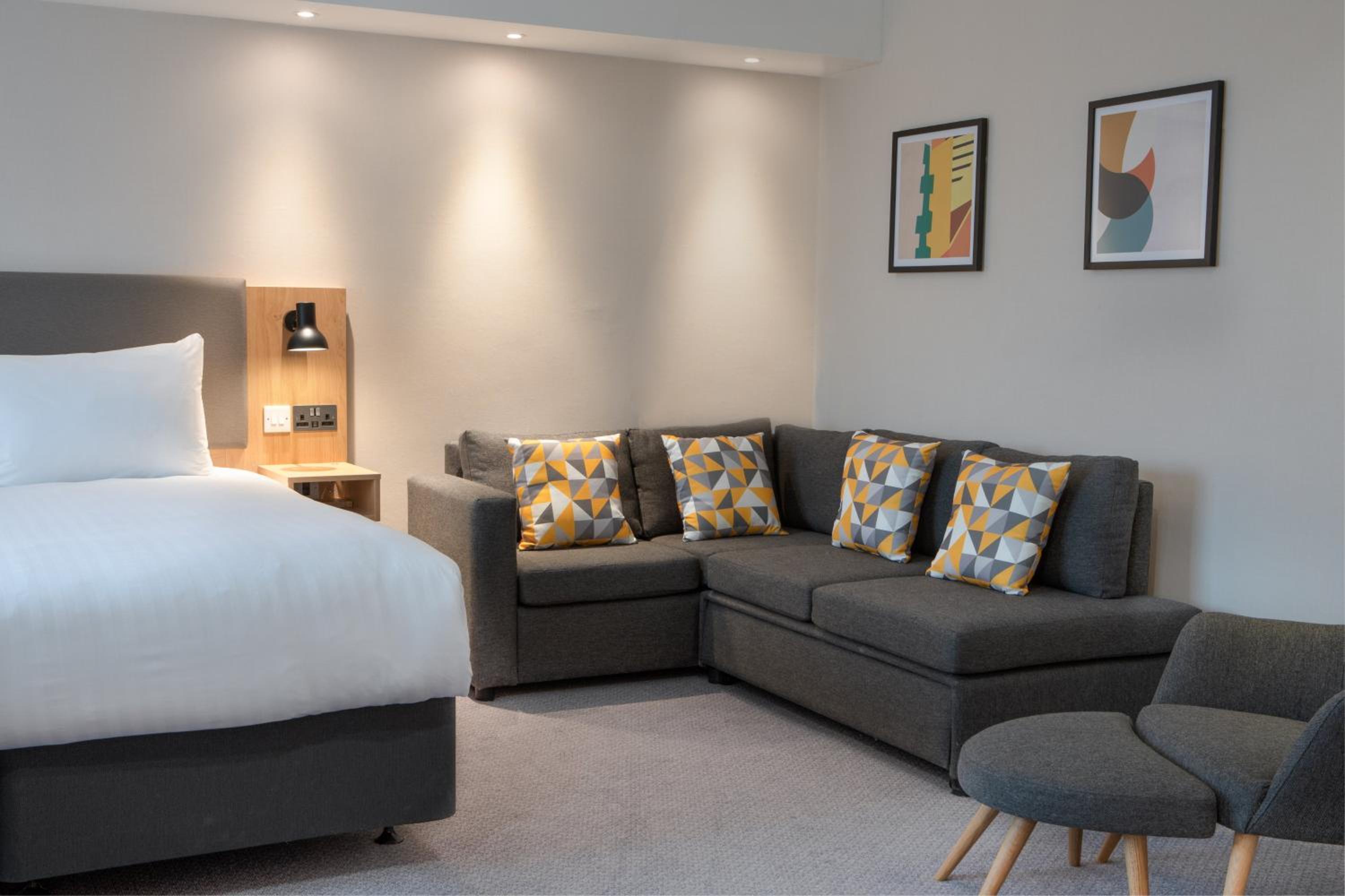 Standard King Room with Sofa Bed - Non-Smoking - Photo 1