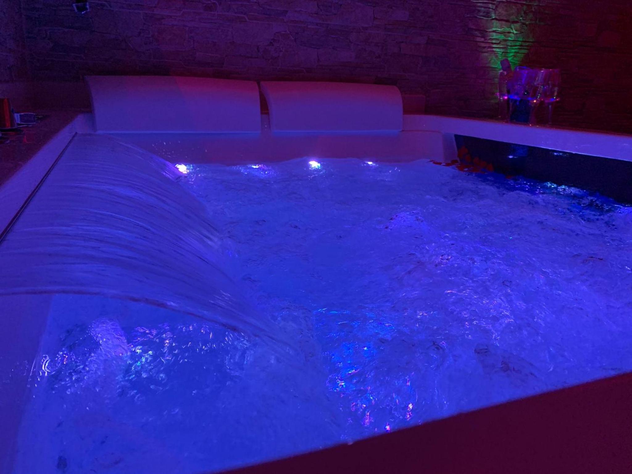 King Suite with Spa Bath photo 3