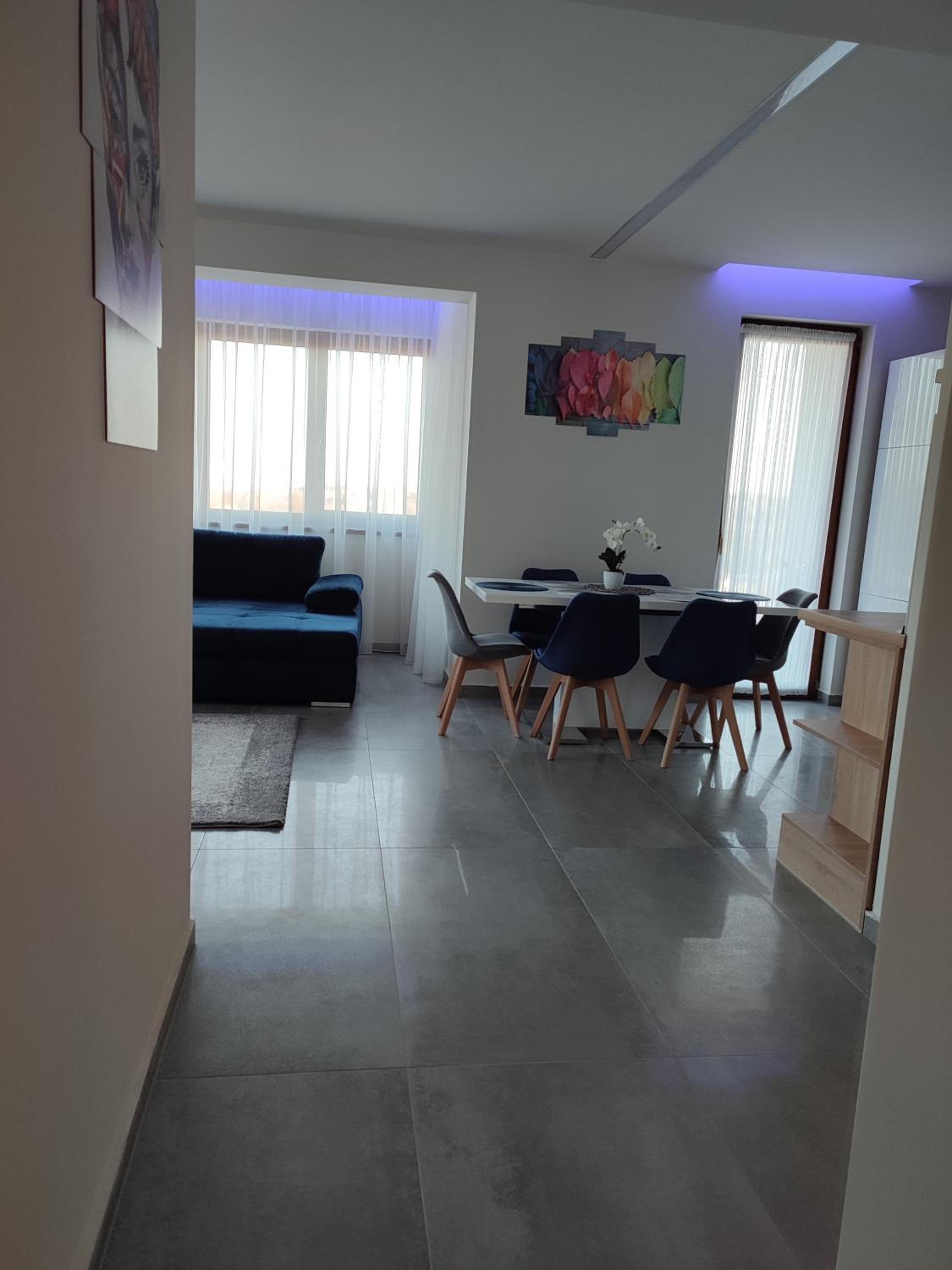Apartment with Mountain View - Photo 9