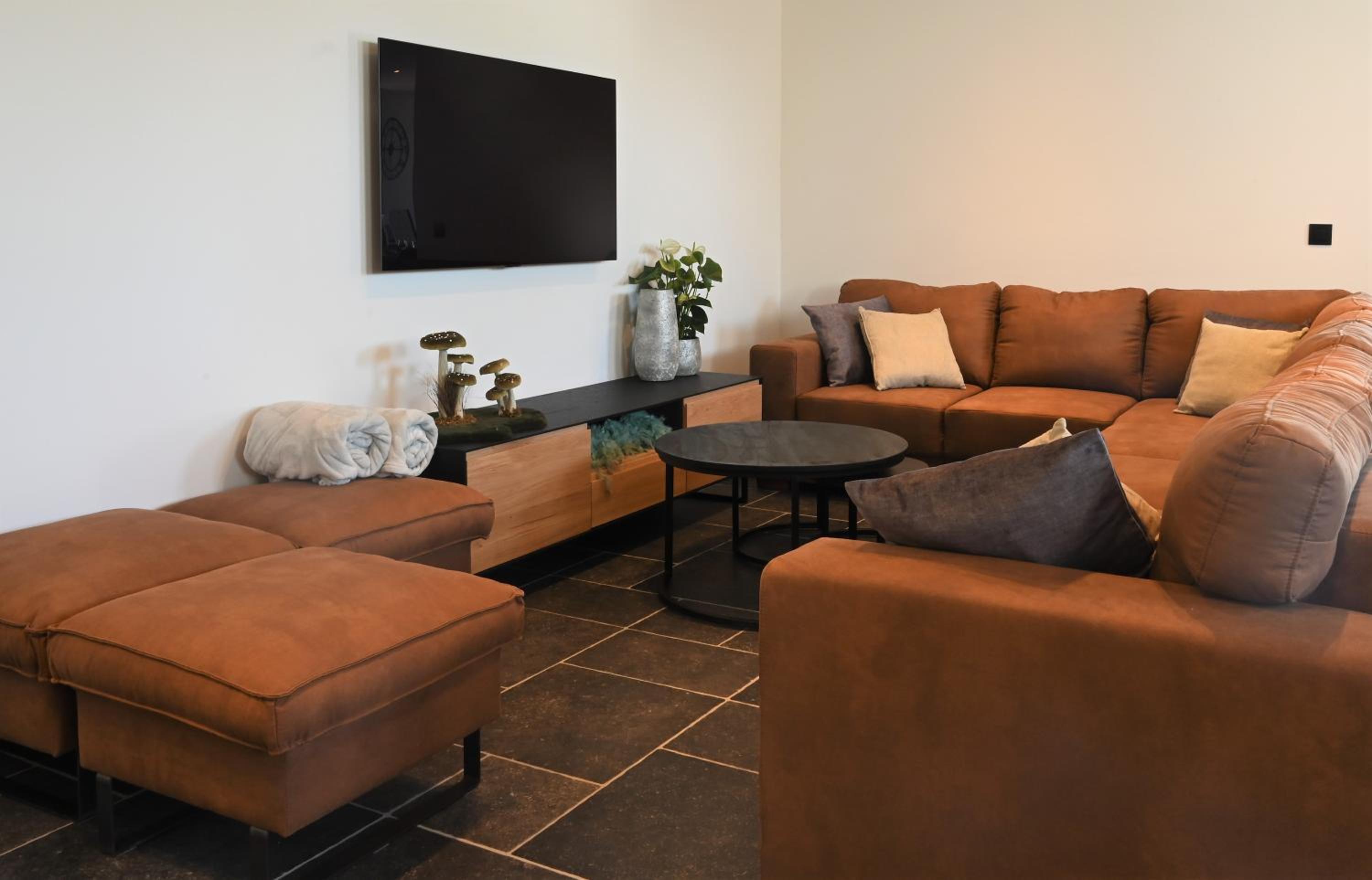 Eight-Bedroom House photo 1