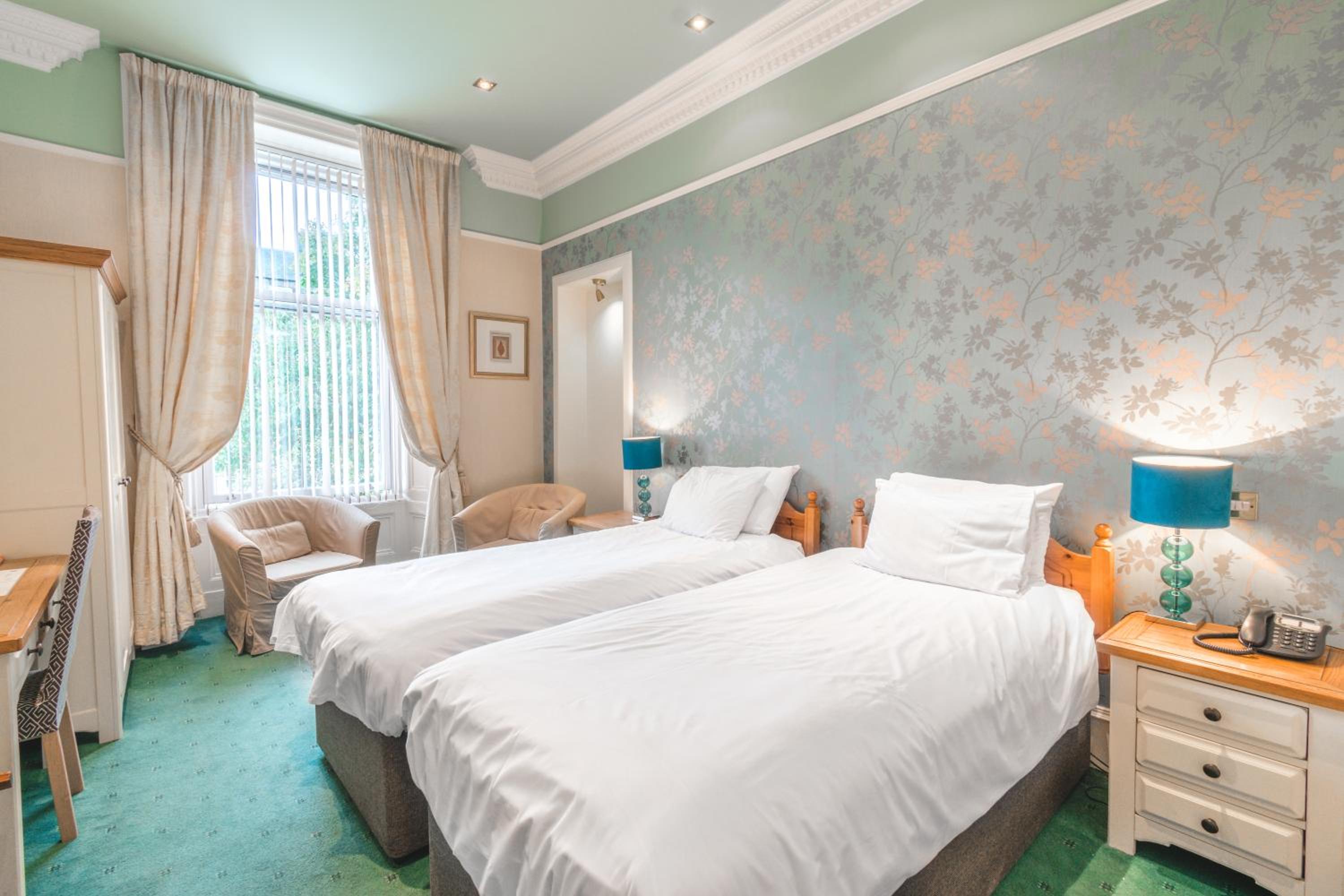 Standard Twin Room - Photo 1
