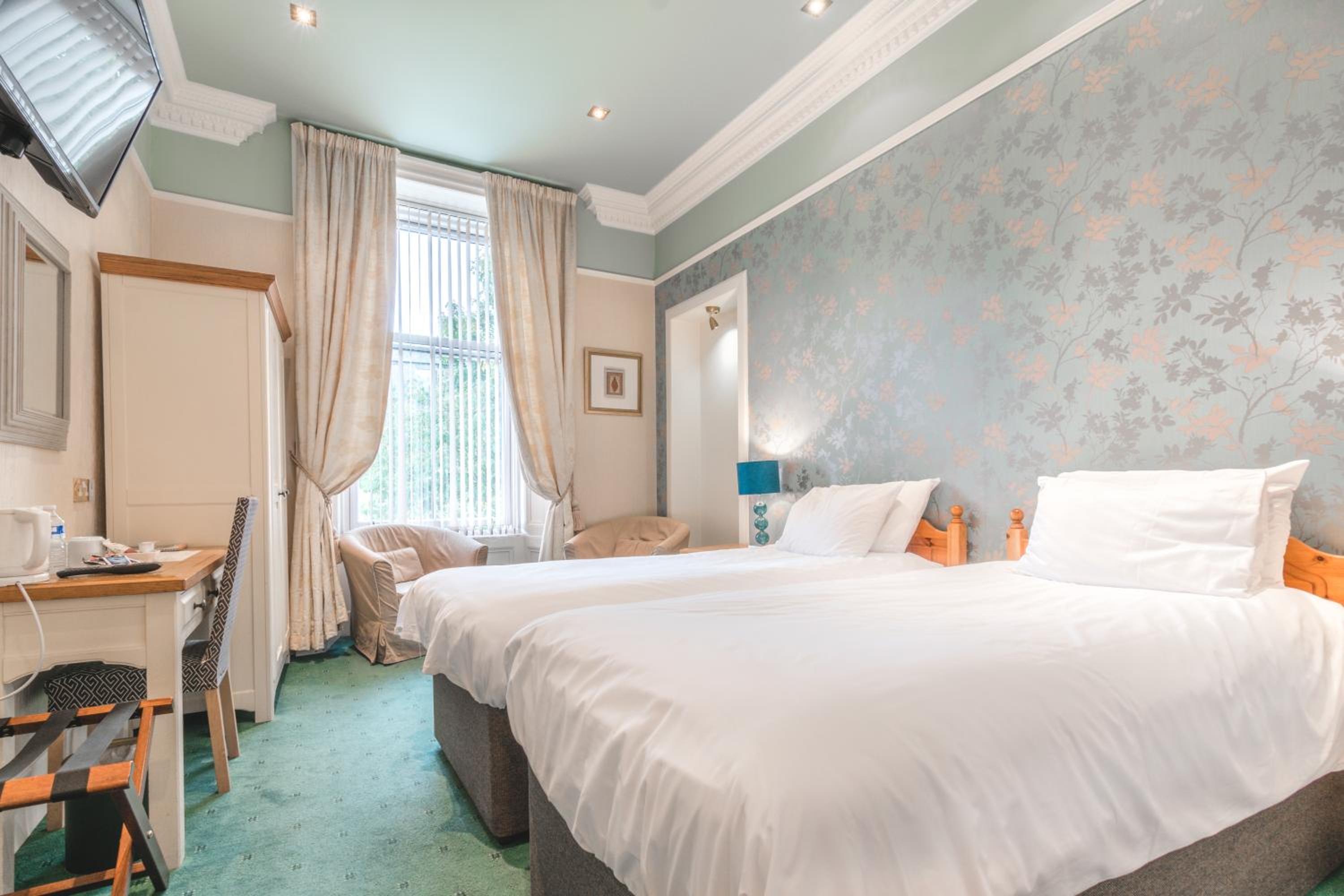 Standard Twin Room - Photo 11