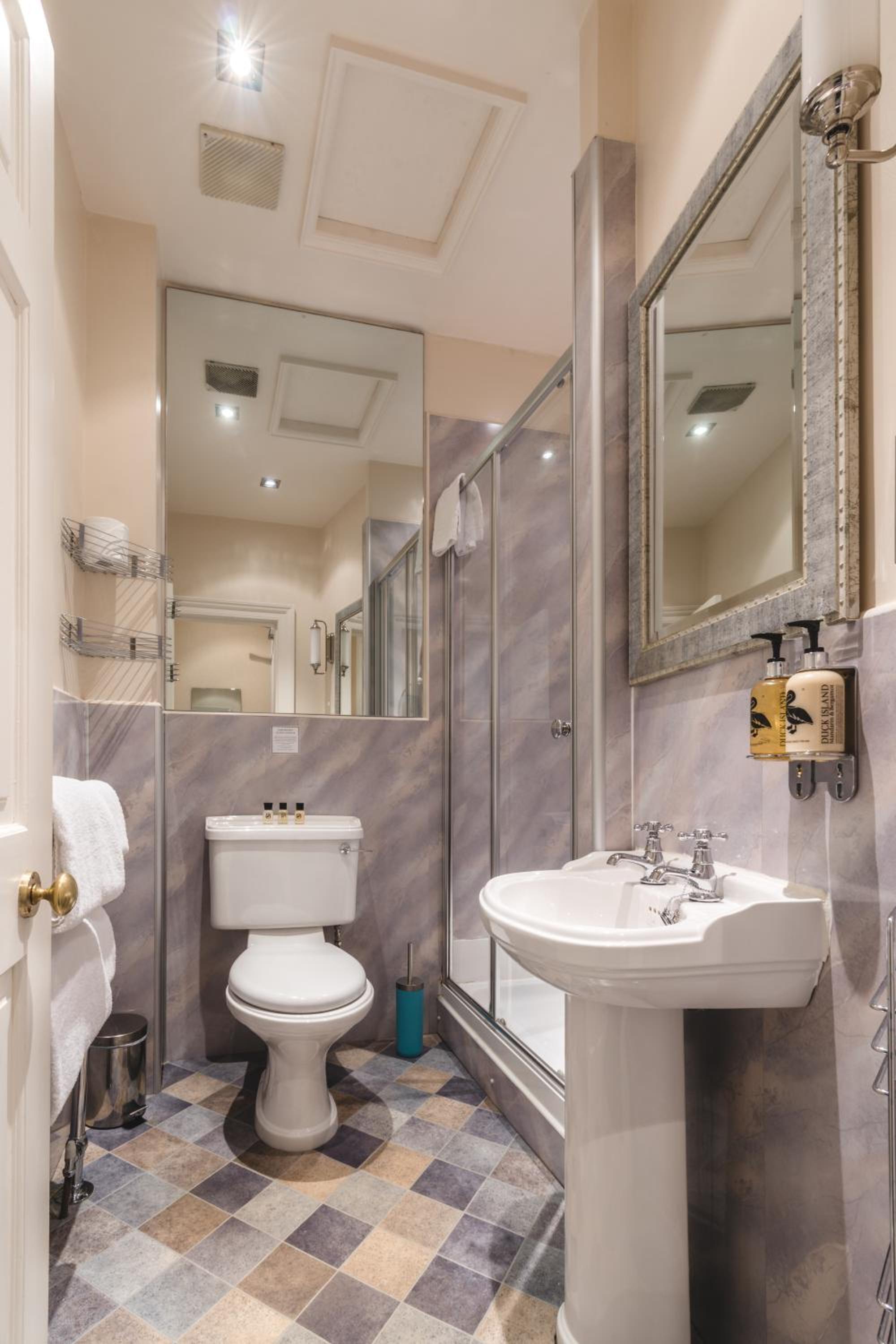Standard Twin Room - Photo 12