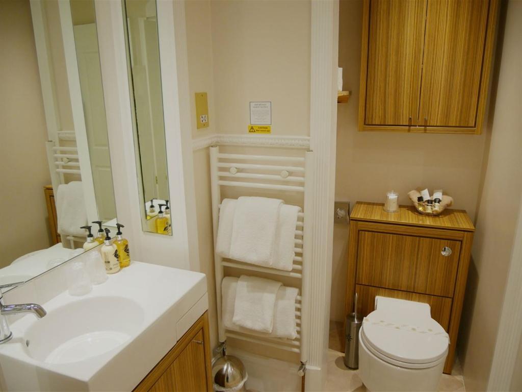Standard Double Room - Photo 7