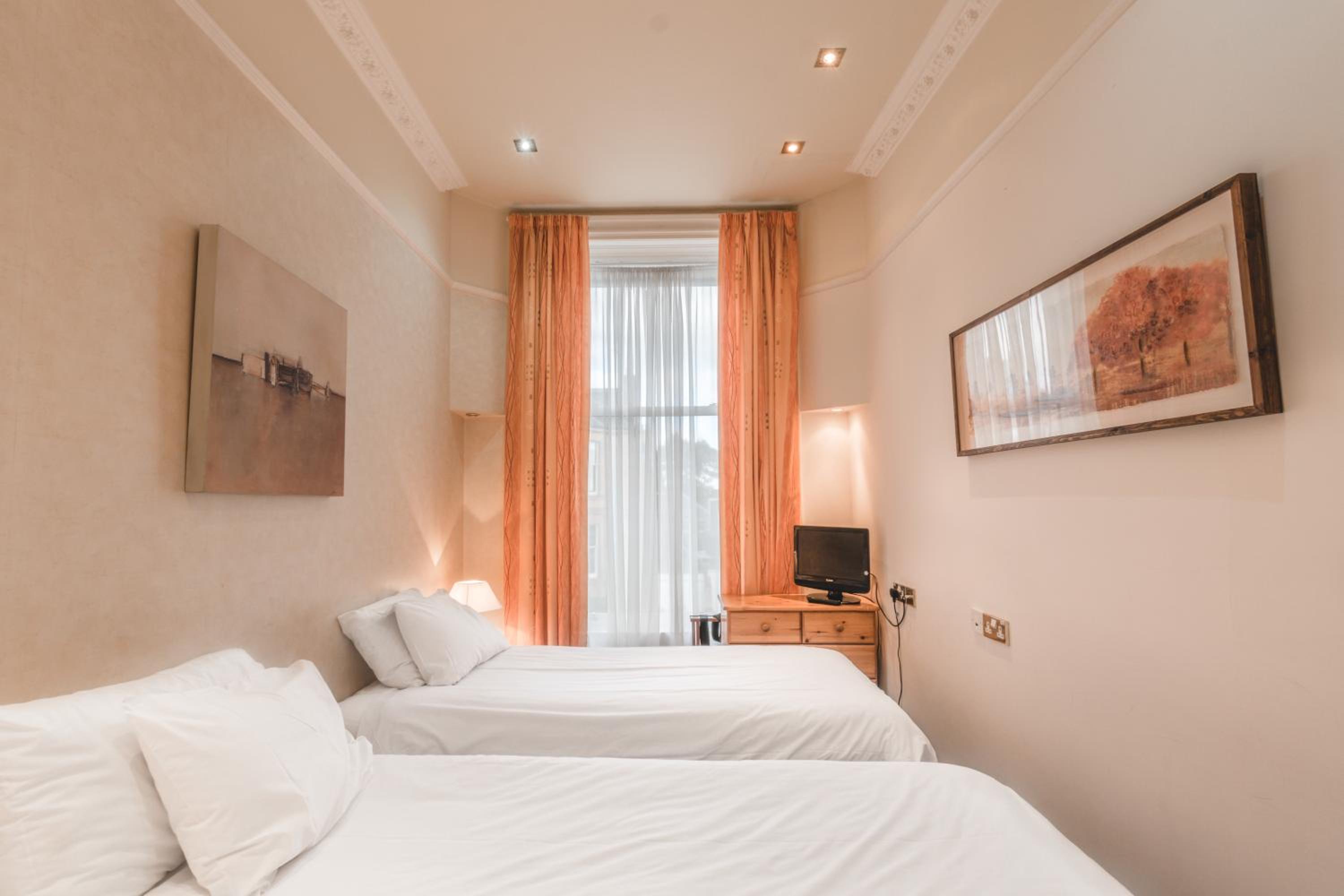 Standard Twin Room - Photo 4