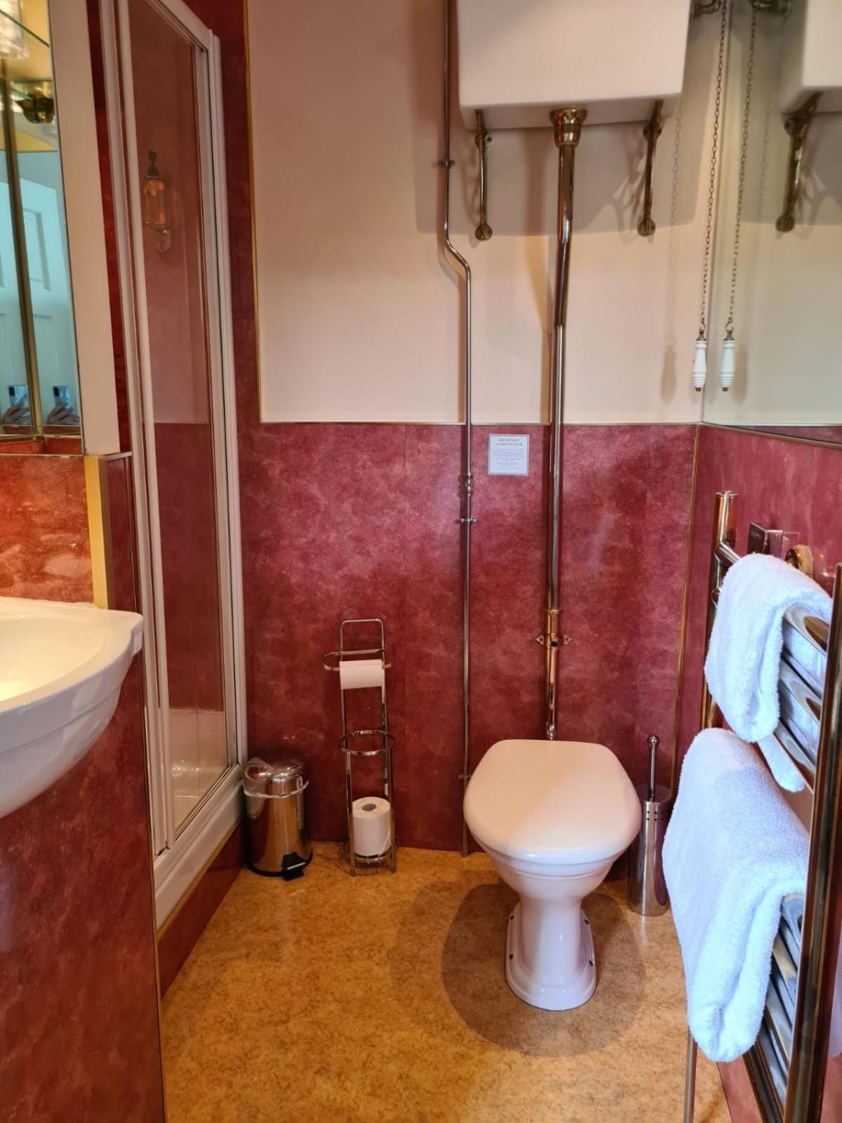 Standard Double Room - Photo 8