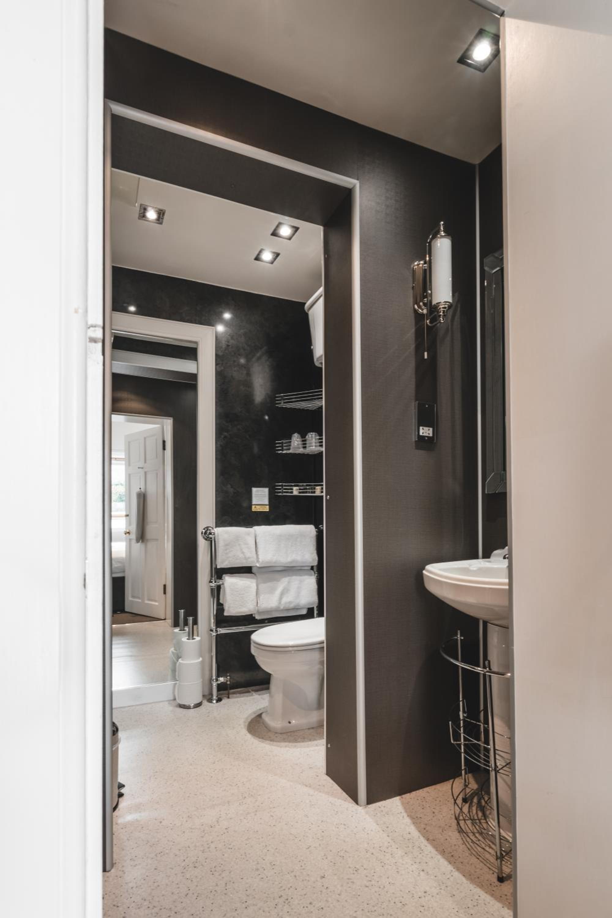Standard Twin Room - Photo 6
