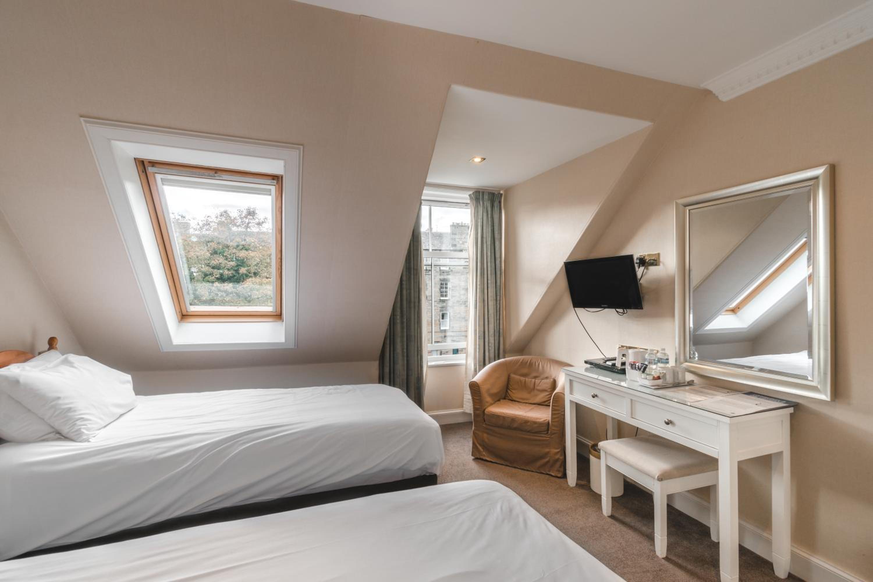 Standard Twin Room - Photo 5